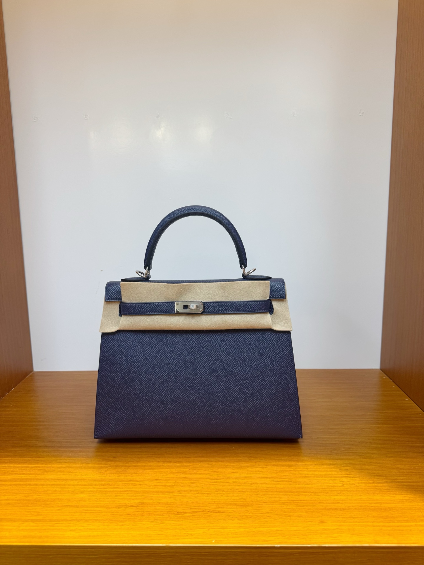 NO:811909,In stock, kelly25, sapphire blue silver buckle, esom leather imported from France, hand-stitched wax thread, Hermes, hermes, Hermes,19860909现货,kelly25,宝石蓝银扣,法国进口esom 皮,纯手工手缝蜡线,爱马仕,hermes,Hermes,,Bag