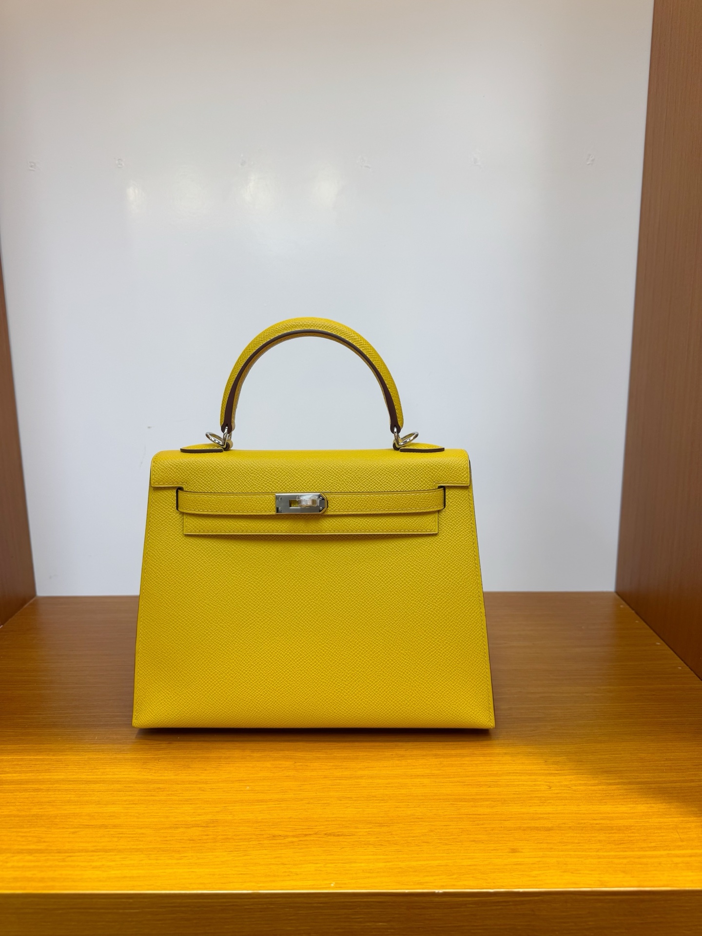NO:811928,In stock, kelly25, amber yellow silver buckle, esom leather imported from France, pure hand-stitched wax thread, Hermes, hermes, Hermes,19860909现货,kelly25,琥珀黄银扣,法国进口esom 皮,纯手工手缝蜡线,爱马仕,hermes,Hermes,,Bag