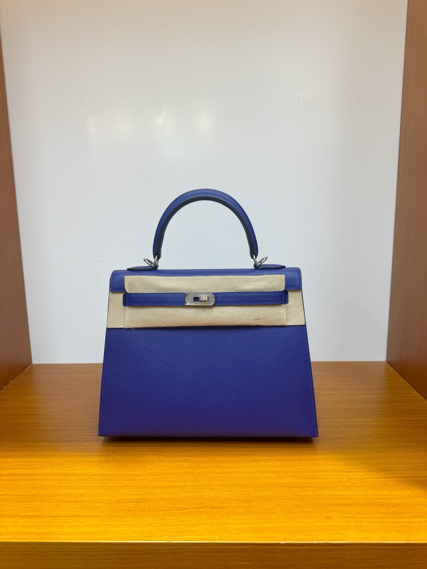 NO:811946,In stock, kelly25, electro-optical blue silver buckle, esom leather imported from France, pure hand-stitched wax thread, Hermes, hermes, Hermes,19860909现货,kelly25,电光蓝银扣,法国进口esom 皮,纯手工手缝蜡线,爱马仕,hermes,Hermes,,Bag