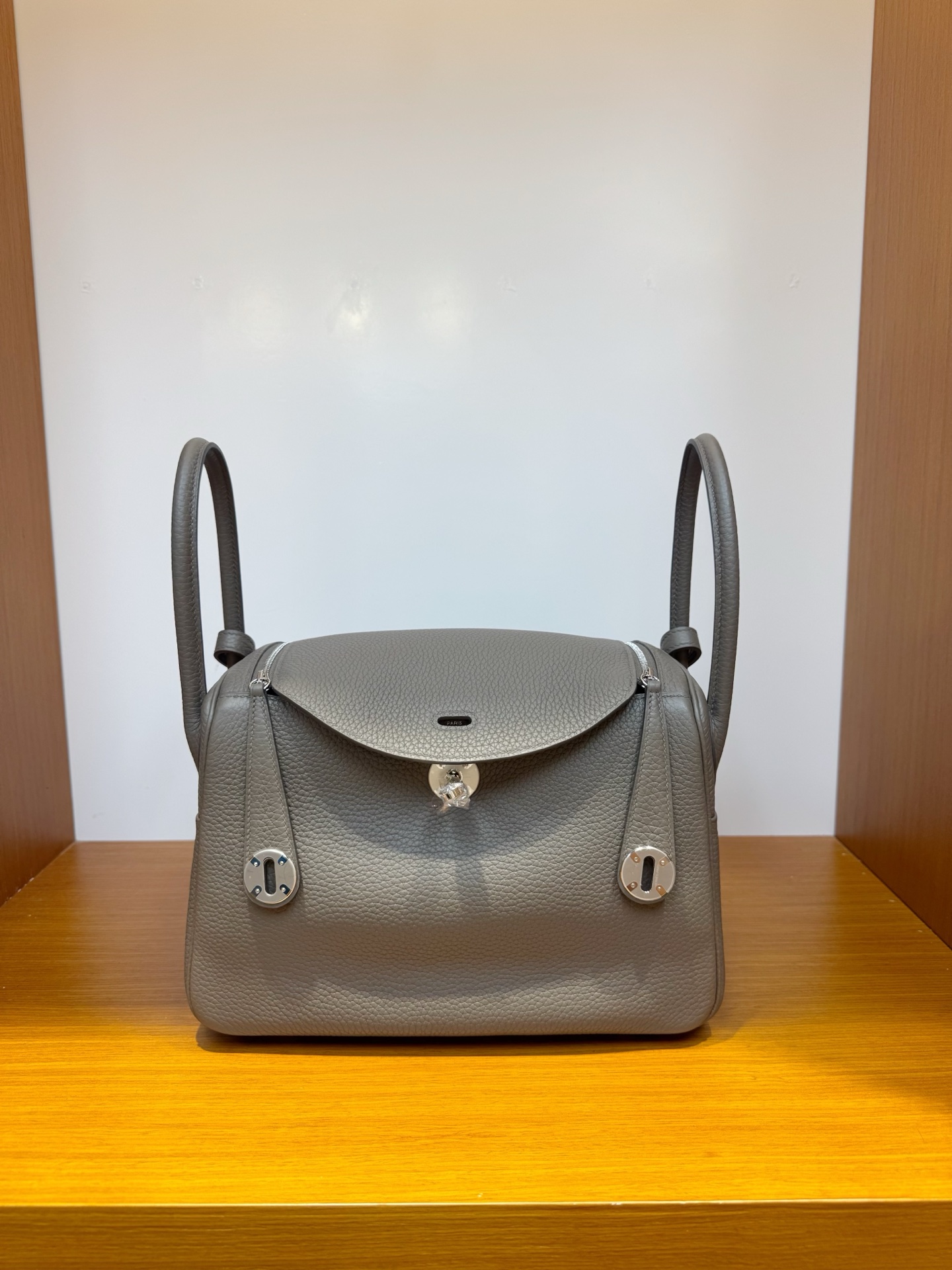 NO:851869,In stock, Lindy 26, TC leather imported from France, pewter gray, silver buckle, hand-stitched wax thread, Hermes, hermes, Hermes,19860909现货,琳迪26,法国进口TC皮,锡器灰,银扣,纯手工手缝蜡线,爱马仕,hermes,Hermes,,Bag