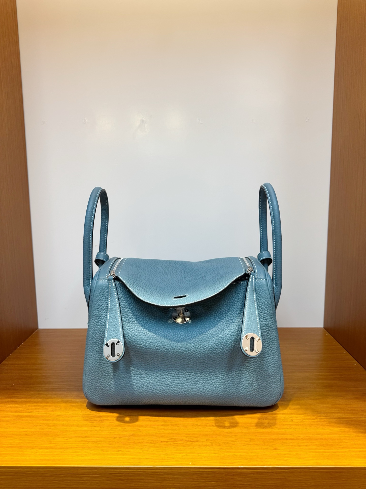 NO:851879,In stock, Lindy 26, TC leather imported from France, denim blue, silver buckle, hand-stitched wax thread, Hermes, hermes, Hermes,19860909现货,琳迪26,法国进口TC皮,牛仔蓝,银扣,纯手工手缝蜡线,爱马仕,hermes,Hermes,,Bag