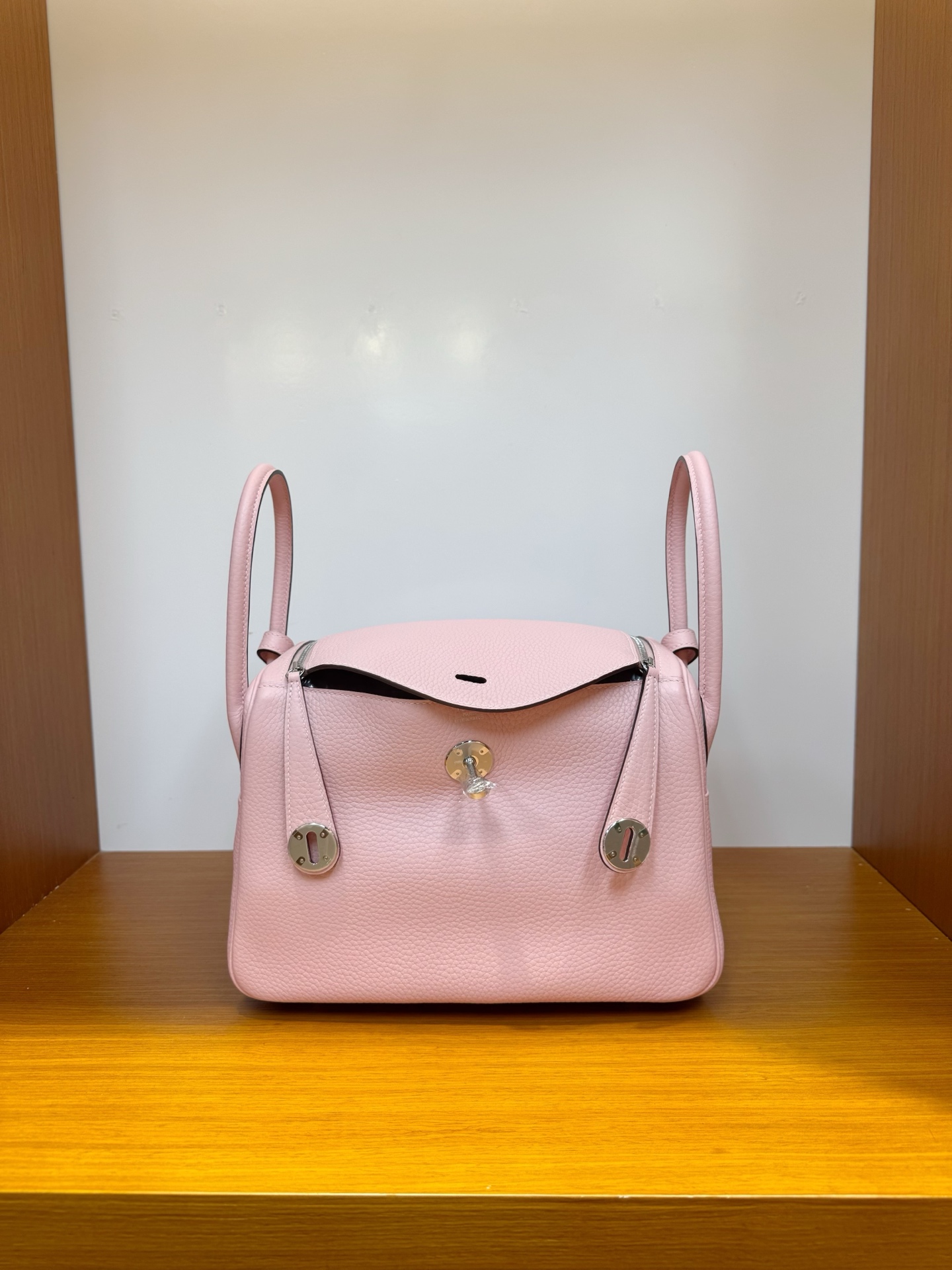 NO:851888,In stock, Lindy 26, TC leather imported from France, 3Q cherry blossom pink, silver buckle, hand-stitched wax thread, Hermes, hermes, Hermes,19860909现货,琳迪26,法国进口TC皮,3Q樱花粉,银扣,纯手工手缝蜡线,爱马仕,hermes,Hermes,,Bag
