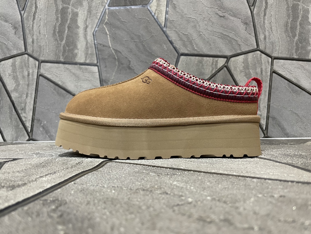 NO:574583,Original version UGG ethnic style thick sole. Thick sole ethnic style (counter version) Gigi's same style. Original restoration. It took two full months to dismantle the original version to develop and kill all versions on the market. Super beautiful ethnic style contrasting weaving. Pure original goods. Exquisite craftsmanship. Padded thick sole. Super comfortable on the feet. ZP texture. Cowhide upper. Woven wool lining. Original 4-layer combination sole. Bottom flower, matte anti-slip and anti-counterfeiting particle bottom flower. Color: Maroon Size:  35-41,,cowhide19860909原单版本 UGG民族风厚底 .厚底民族风（专柜对版） Gigi同款 原版还原 拆原版开发足足两月秒杀市面一切版本 超好看的民族风撞色编织 纯原货 工艺精湛 松糕厚底加持 上脚超级舒服 zp质感 鞋面牛皮 内里成份编织羊毛 鞋底原版4层组合底 底花哑光防滑防伪颗粒底花 颜色栗色 Size: 35-41,,cowhide,Men's shoes