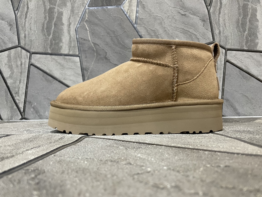 NO:574595,Original version UGG Zhou Dongyu mini 3cm UGG three-layer sole 3cm thick classic ultra mini shoe shape, thick sole is a popular design element this year. The material is sheepskin + ultra-thick and comfortable real wool insole, very warm!  It also has a very soft foot feel and excellent resilience. Color: maroon Size: 35-41, sheepskin19860909原单版本 UGG周冬雨mini 3cm UGG三层底3cm厚经典的ultra mini鞋型,厚底是今年流行得设计元素 材质羊皮毛一体+超厚舒适真羊毛鞋垫,非常保暖！而且有非常柔软的脚感,极佳的回弹性 颜色 : 栗色 码数 : 35-41,,sheepskin,Men's shoes