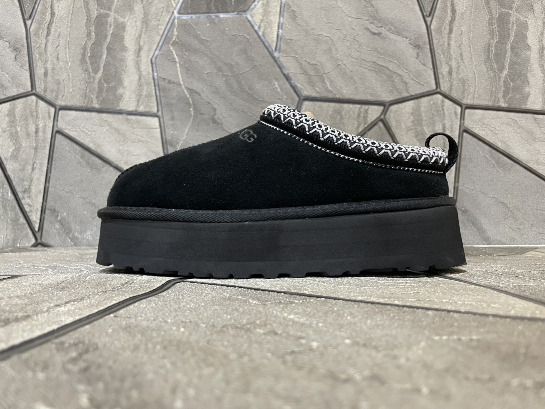 NO:574587,Original version UGG ethnic-style thick sole. Thick-soled ethnic style (counter version) Gigi's same style. Original restoration. It took two months to dismantle the original version to develop and kill all versions on the market. Super beautiful ethnic style contrasting weaving. Pure original goods. Exquisite craftsmanship. Padded thick sole. Super comfortable on the feet. ZP texture. Cowhide upper. Woven wool lining. Original 4-layer combination sole. Matte anti-skid and anti-counterfeiting particle sole. Color: Black Size:  35-41,,cowhide19860909原单版本 UGG民族风厚底 .厚底民族风（专柜对版） Gigi同款 原版还原 拆原版开发足足两月秒杀市面一切版本 超好看的民族风撞色编织 纯原货 工艺精湛 松糕厚底加持 上脚超级舒服 zp质感 鞋面牛皮 内里成份编织羊毛 鞋底原版4层组合底 底花哑光防滑防伪颗粒底花 颜色黑色 Size: 35-41,,cowhide,Men's shoes