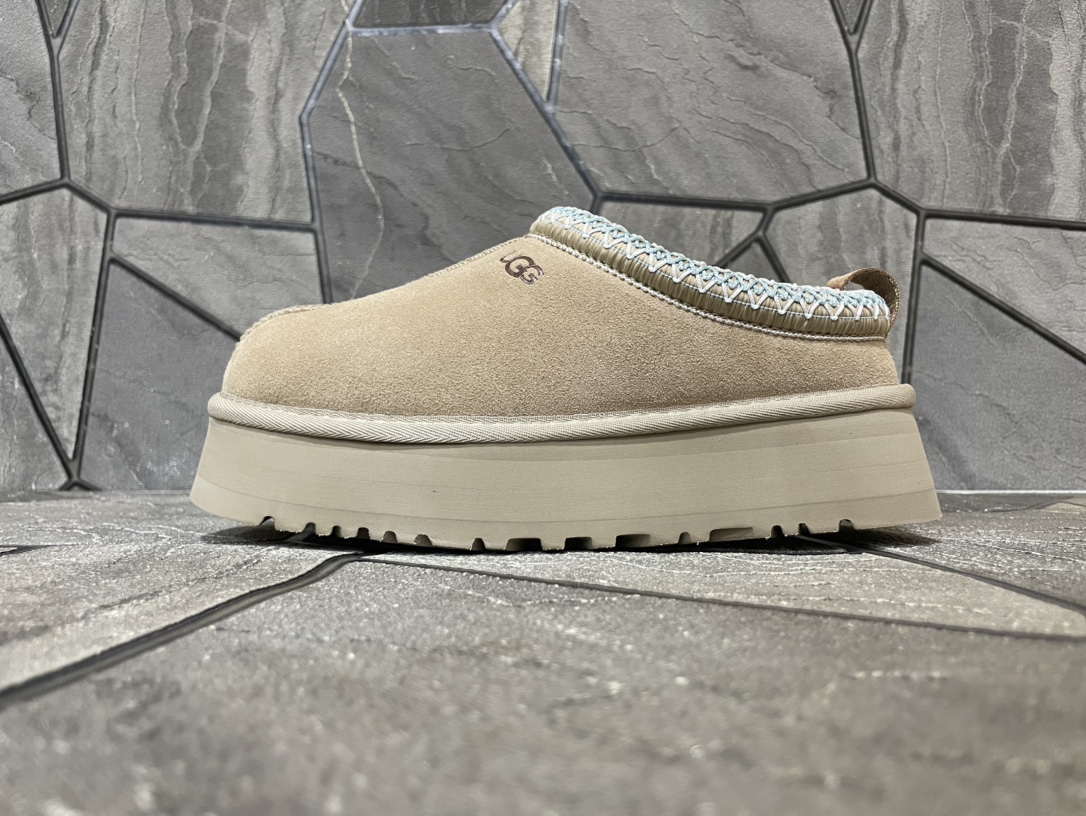 NO:574591,Original version UGG ethnic-style thick sole. Thick-soled ethnic style (counter version) Gigi's same style. Original restoration. It took two full months to dismantle the original version to develop and kill all versions on the market. Super beautiful ethnic style contrasting weaving. Pure original goods. Exquisite craftsmanship. Padded thick sole. Super comfortable on the feet. ZP texture. Cowhide upper. Woven wool lining. Original 4-layer combination sole. Bottom flower, matte anti-slip and anti-counterfeiting particle bottom flower. Color Sand Size:  35-41,,cowhide19860909原单版本 UGG民族风厚底 .厚底民族风（专柜对版） Gigi同款 原版还原 拆原版开发足足两月秒杀市面一切版本 超好看的民族风撞色编织 纯原货 工艺精湛 松糕厚底加持 上脚超级舒服 zp质感 鞋面牛皮 内里成份编织羊毛 鞋底原版4层组合底 底花哑光防滑防伪颗粒底花 颜色沙色 Size: 35-41,,cowhide,Men's shoes