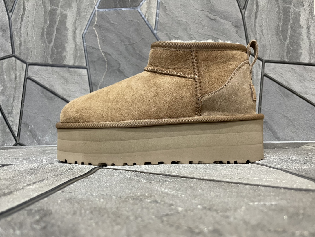 NO:574613,Original version UGG mini 5cm UGG three-layer sole 5cm thick classic ultra mini shoe shape, thick sole is a popular design element this year. The material is Longfeng A-grade sheepskin + ultra-thick and comfortable real wool insole, very warm!  It also has a very soft foot feel and excellent resilience. Color: maroon Size: 35-41, sheepskin19860909原单版本 UGG mini 5cm UGG三层底5cm厚经典的ultra mini鞋型,厚底是今年流行得设计元素 材质隆丰A级羊皮毛一体+超厚舒适真羊毛鞋垫,非常保暖！而且有非常柔软的脚感,极佳的回弹性 颜色 : 栗色 码数 : 35-41,,sheepskin,Men's shoes