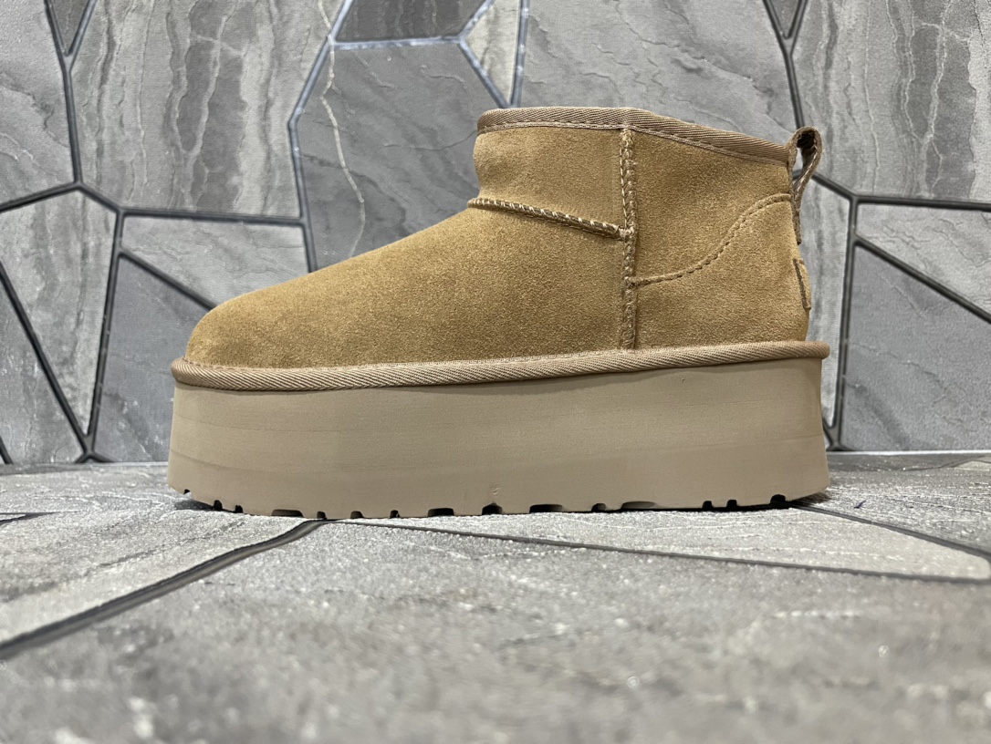 NO:574575,Original version UGG mini 5cm UGG three-layer sole 5cm thick classic ultra mini shoe shape, thick sole is a popular design element this year. Material top quality cowhide + ultra-thick and comfortable real wool lining and insole, very warm!  It also has a very soft foot feel and excellent resilience. Color: maroon Size: 35-40,,cowhide19860909原单版本 UGG mini 5cm UGG三层底5cm厚经典的ultra mini鞋型,厚底是今年流行得设计元素 材质顶级牛皮+超厚舒适真羊毛里、鞋垫,非常保暖！而且有非常柔软的脚感,极佳的回弹性 颜色 : 栗色 码数 : 35-40,,cowhide,Men's shoes