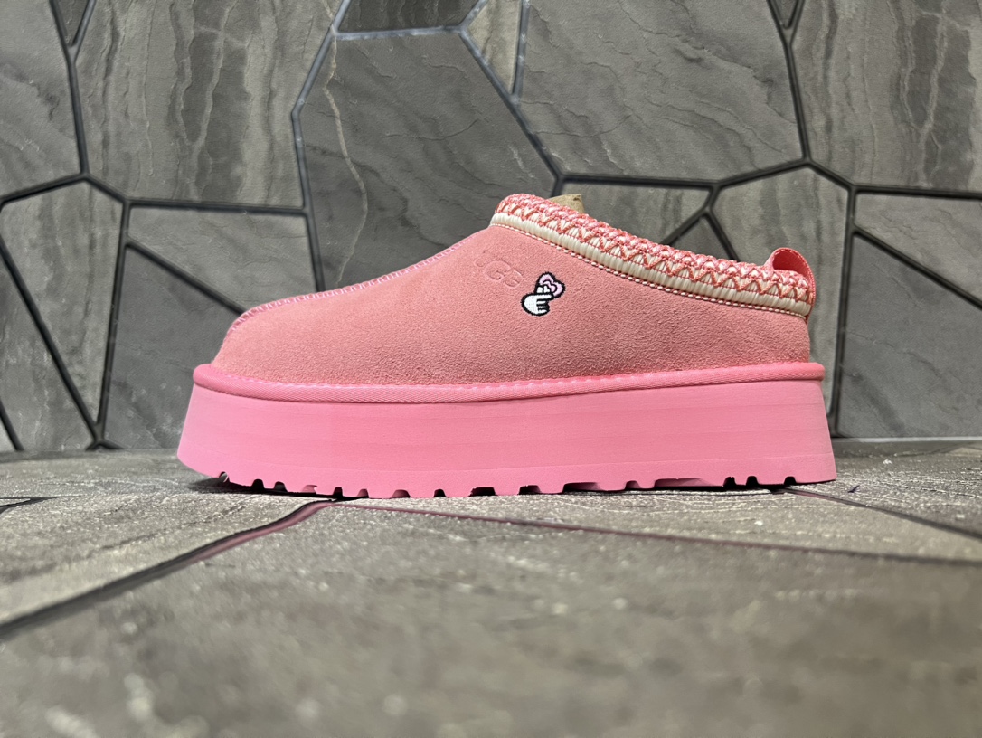 NO:574579,Original version UGG ethnic-style thick sole. Thick-soled ethnic style (counter version) Gigi's same style. Original restoration. It took two full months to dismantle the original version to develop and kill all versions on the market. Super beautiful ethnic style contrasting weaving. Pure original goods. Exquisite craftsmanship. Padded thick sole. Super comfortable on the feet. ZP texture. Cowhide upper. Woven wool lining. Original 4-layer combination sole. Matte anti-skid and anti-counterfeiting particle bottom flower. Color pink Size:  35-41,,cowhide19860909原单版本 UGG民族风厚底 .厚底民族风（专柜对版） Gigi同款 原版还原 拆原版开发足足两月秒杀市面一切版本 超好看的民族风撞色编织 纯原货 工艺精湛 松糕厚底加持 上脚超级舒服 zp质感 鞋面牛皮 内里成份编织羊毛 鞋底原版4层组合底 底花哑光防滑防伪颗粒底花 颜色粉色 Size: 35-41,,cowhide,Men's shoes