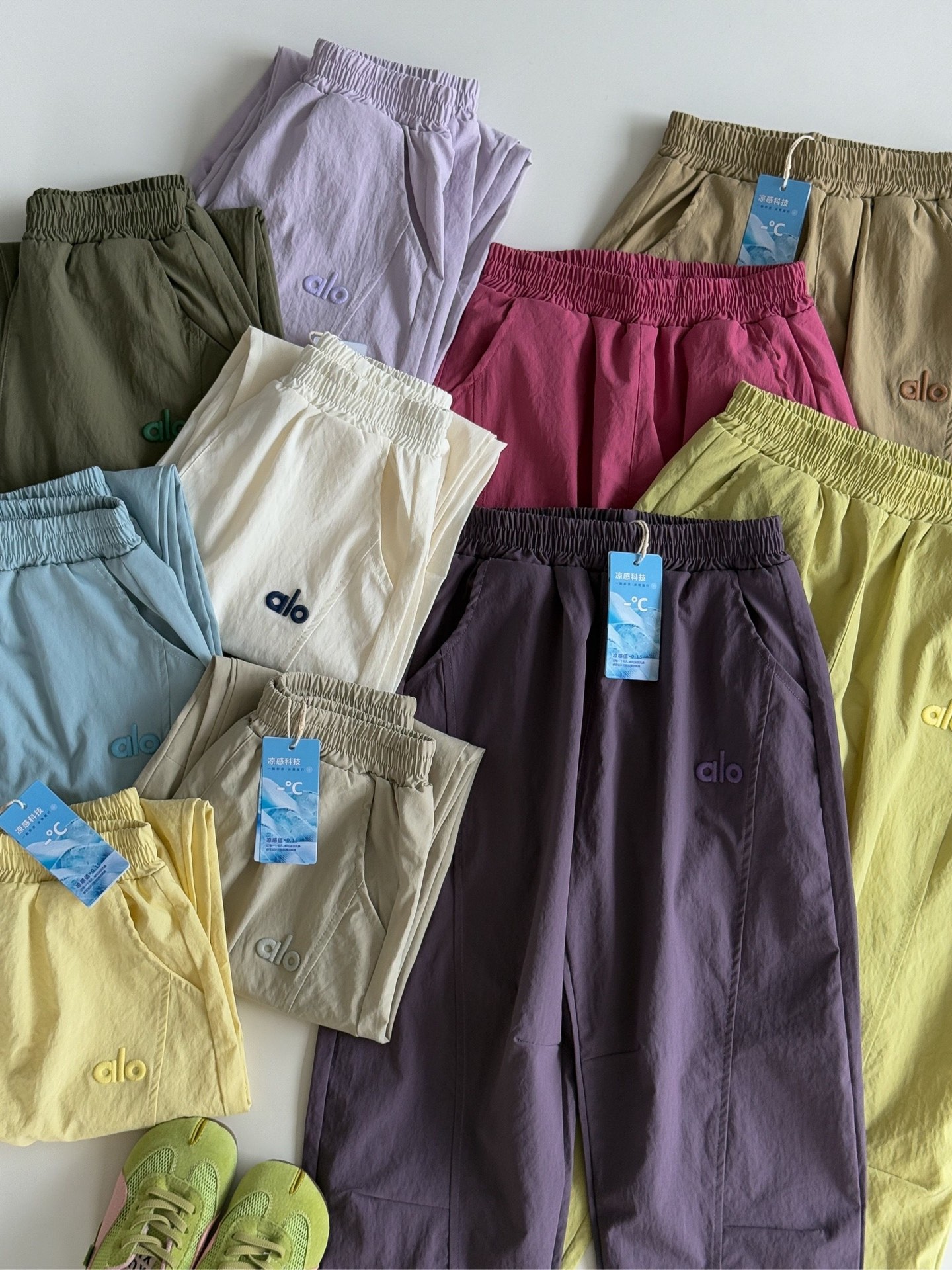 跑量69.9@一条120-170 “凉感科技” ，主打接触凉感、冰爽随行体验；还有“极速秒干” ，强调快速吸湿、扩散、蒸发的速干功能！ ➦ “凉感值＞0.15” ，用数据量化凉感性能， “微孔+毛羽，编织冰感风暴” ，从面料结构层面解释凉…