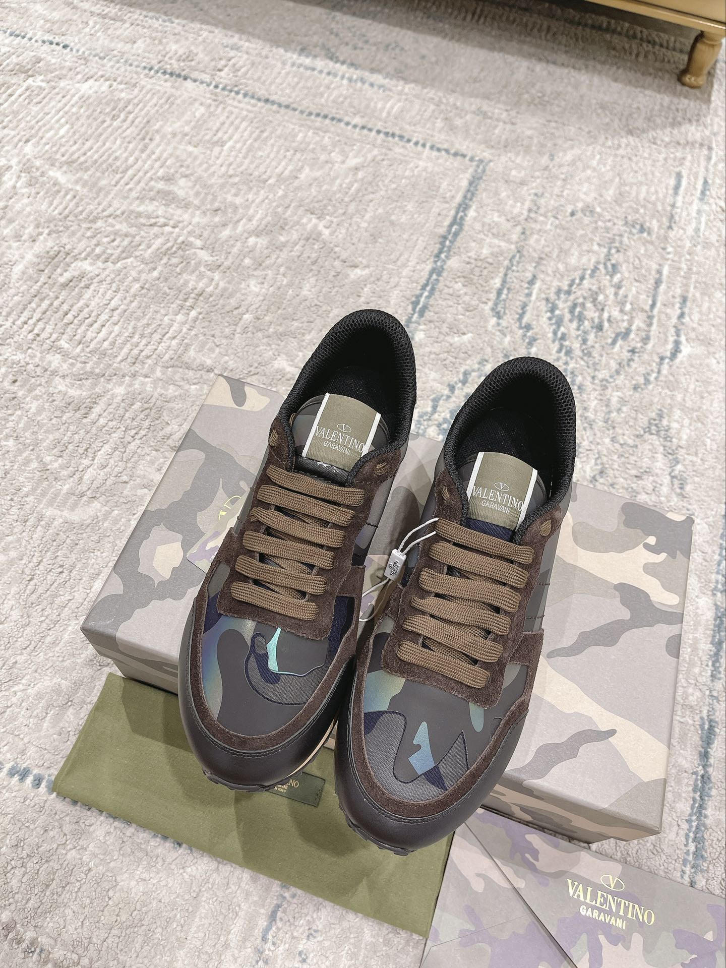 NO:780998,Real-price top version of VALEN@TINO classic rivet camouflage series original cowhide, lining and insole. The insole is made of high-elastic latex. It is good-looking and durable, has always been trendy, gentleman style, super comfortable and easy to wear. Comes with original packaging (in stock) 38-45 (46 customized),,valentino,cowhide19860909实价顶级版本VALEN@TINO经典铆钉迷彩系列原版牛皮、内里及鞋垫,鞋垫采用高弹乳胶铺垫,好看耐穿、潮流指数一直都是、绅士款、超级舒适好穿 配原版包装（现货）38-45（46定做）,,valentino,cowhide,Men's shoes