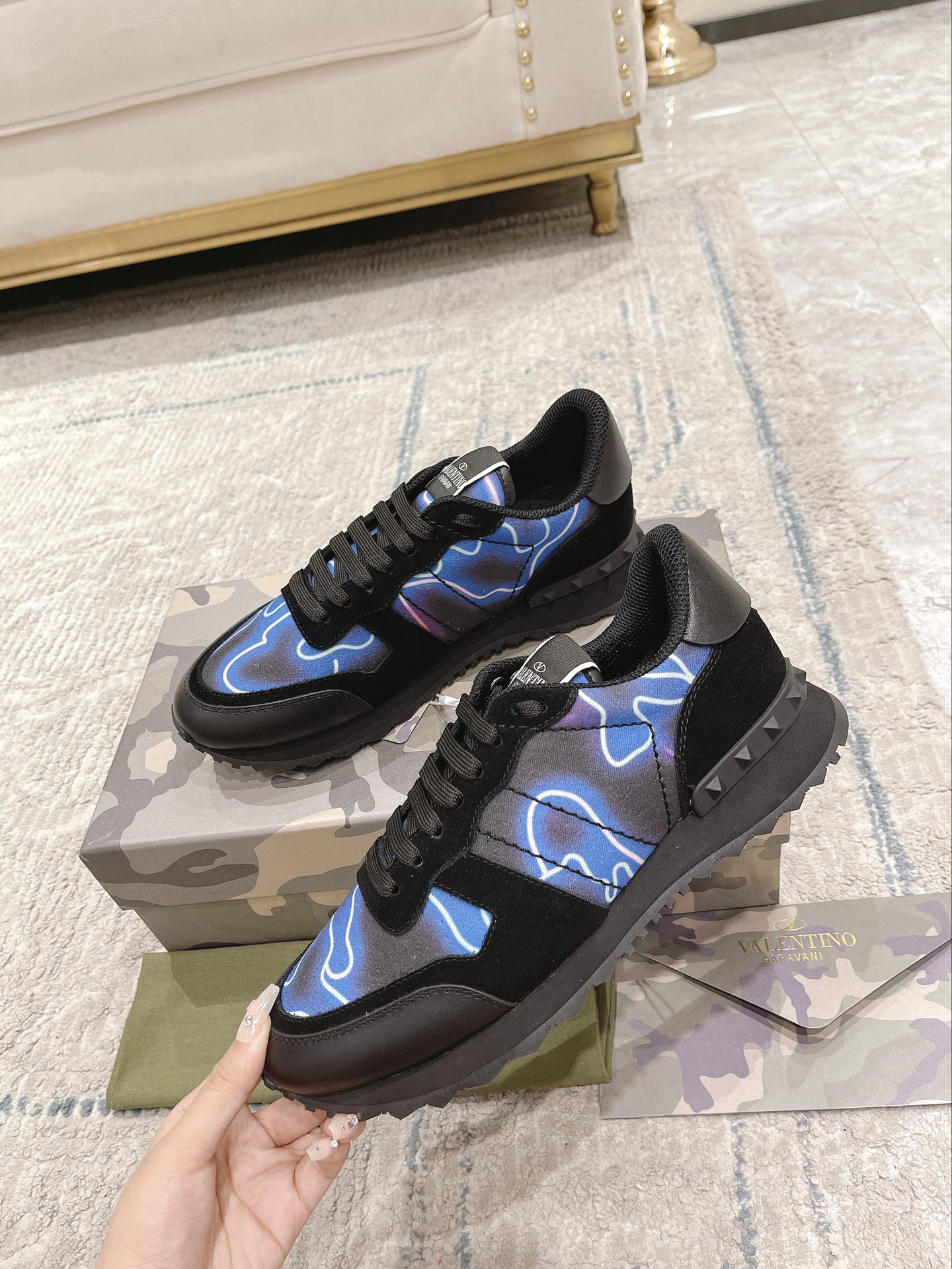 NO:780990,Real-price top version of VLNT classic rivet camouflage series original cowhide, lining and insole. The insole is made of high-elastic latex. It is good-looking and durable, has always been trendy, gentleman style, super comfortable and easy to wear. Comes with original packaging (in stock) 38-45 (customized at 46),,cowhide19860909实价顶级版本VLNT经典铆钉迷彩系列原版牛皮、内里及鞋垫,鞋垫采用高弹乳胶铺垫,好看耐穿、潮流指数一直都是、绅士款、超级舒适好穿 配原版包装（现货）38-45（46定做）,,cowhide,Men's shoes