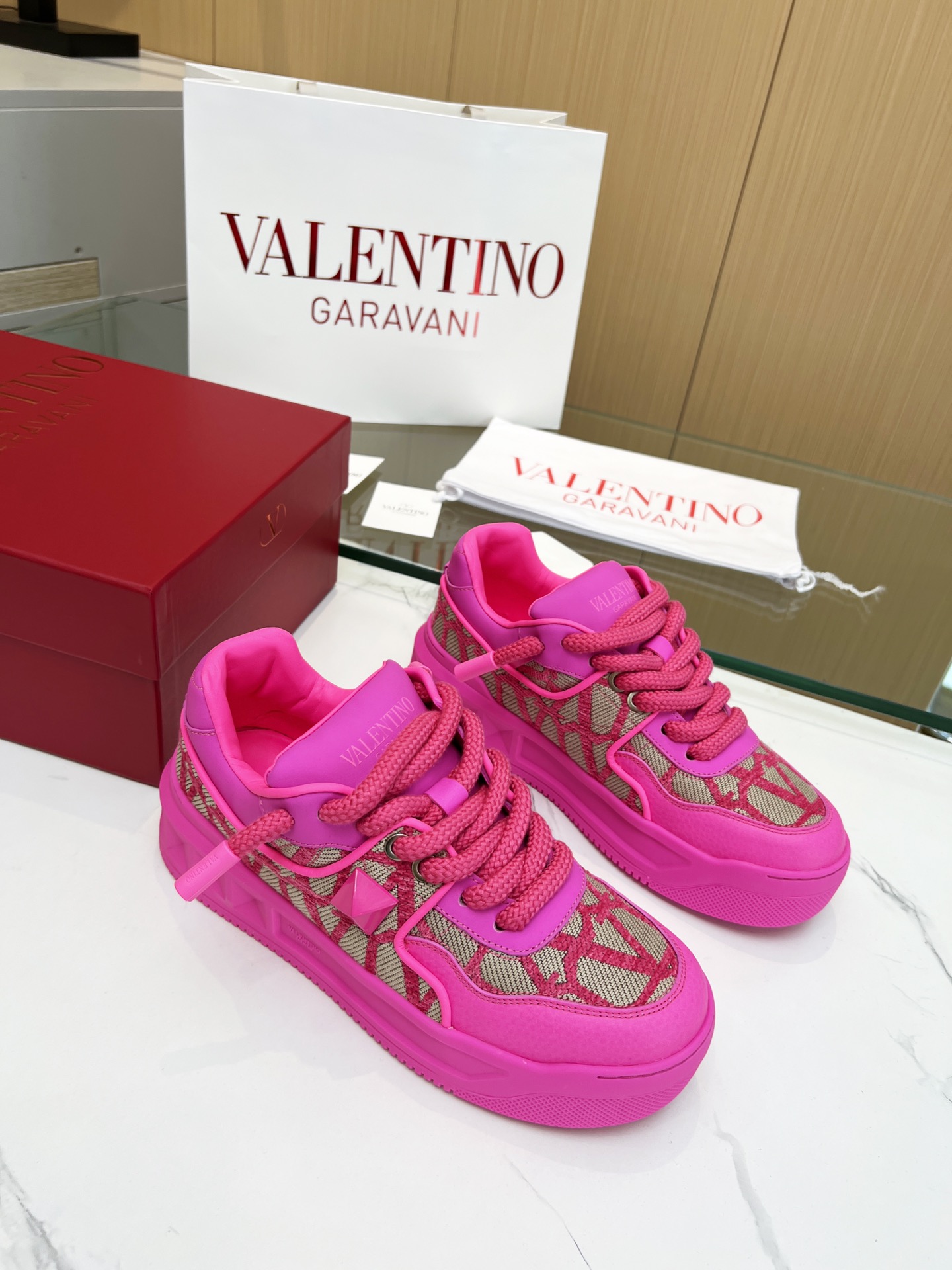 VLTN Warren 𝑶𝒏𝒆𝑺𝒕𝒖𝒅 Colección de zapatillas de deporte para parejas Valentino ¡Nuevo fuego de