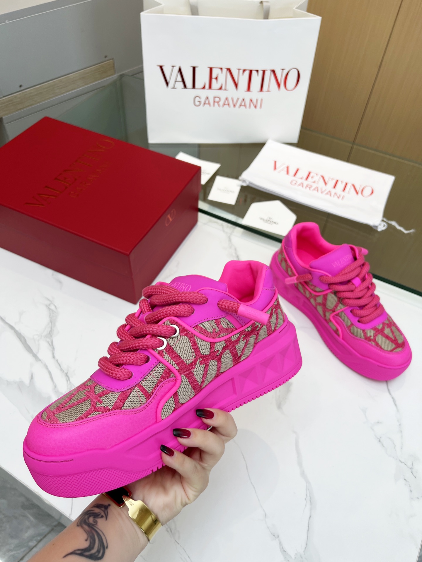 VLTN Warren 𝑶𝒏𝒆𝑺𝒕𝒖𝒅 Colección de zapatillas de deporte para parejas Valentino ¡Nuevo fuego de
