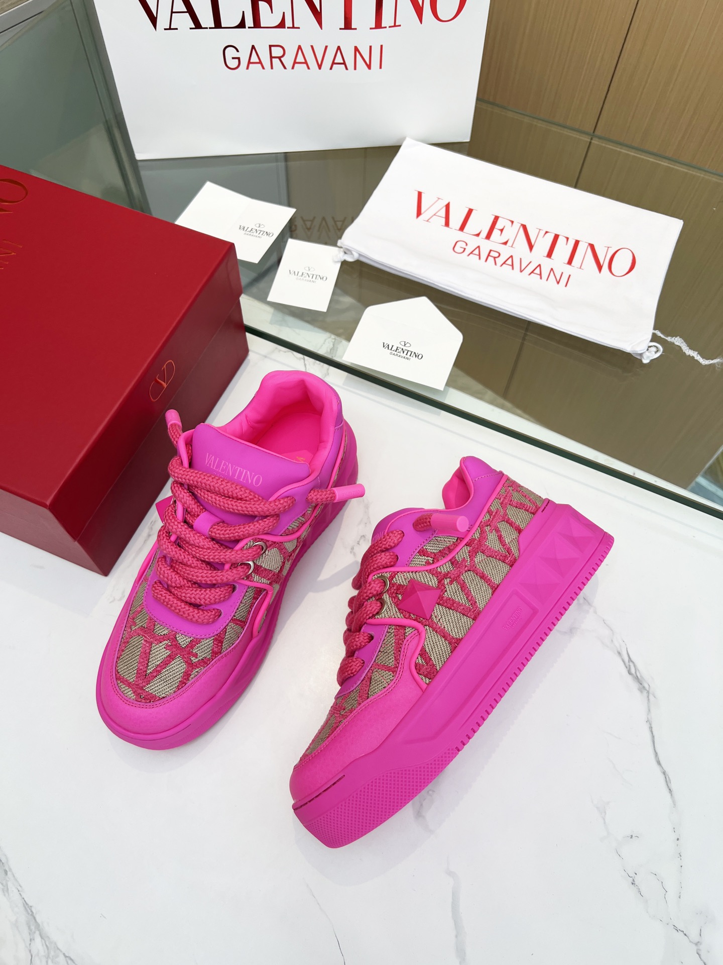 VLTN Warren 𝑶𝒏𝒆𝑺𝒕𝒖𝒅 Colección de zapatillas de deporte para parejas Valentino ¡Nuevo fuego de