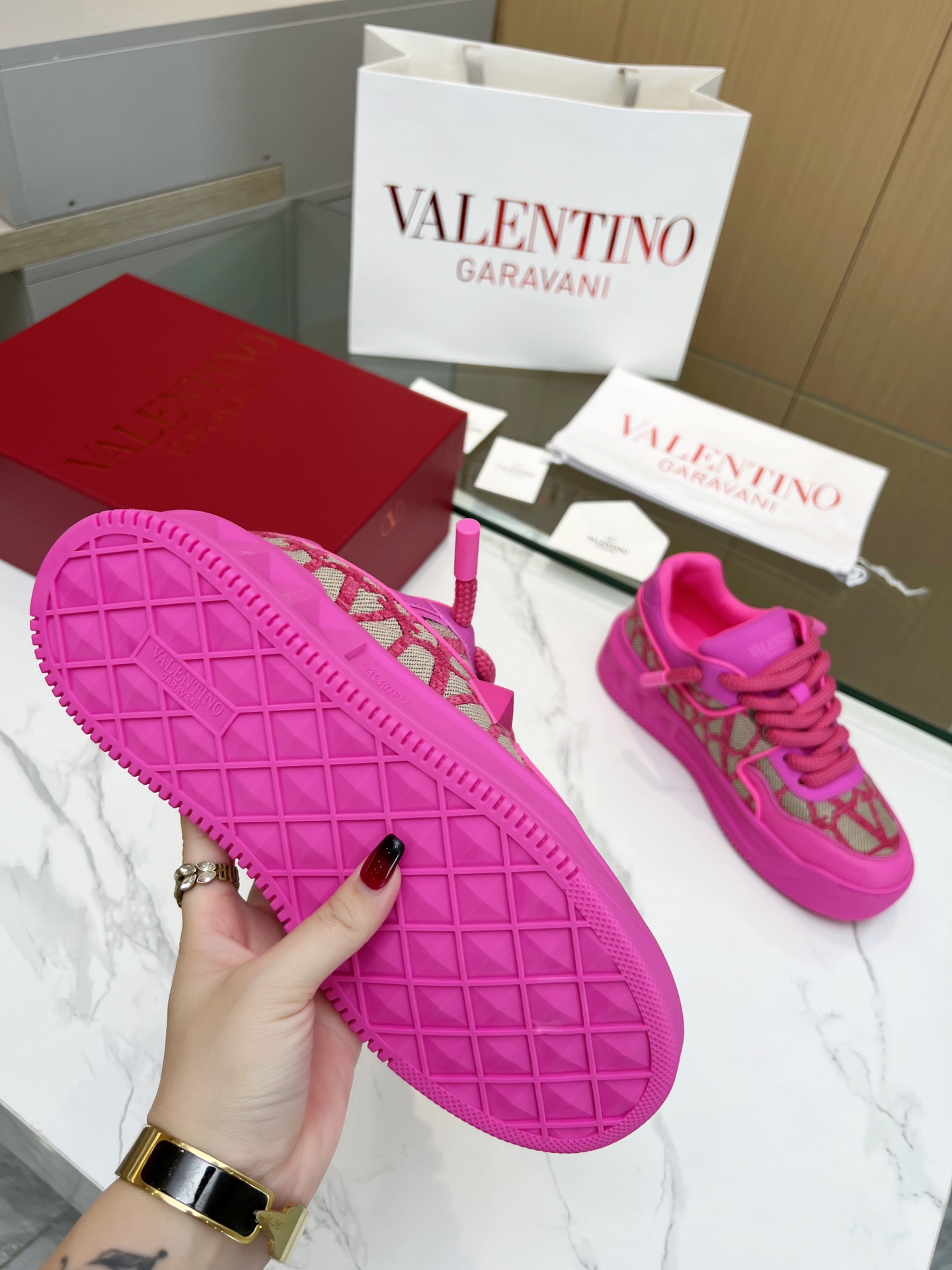 VLTN Warren 𝑶𝒏𝒆𝑺𝒕𝒖𝒅 Colección de zapatillas de deporte para parejas Valentino ¡Nuevo fuego de