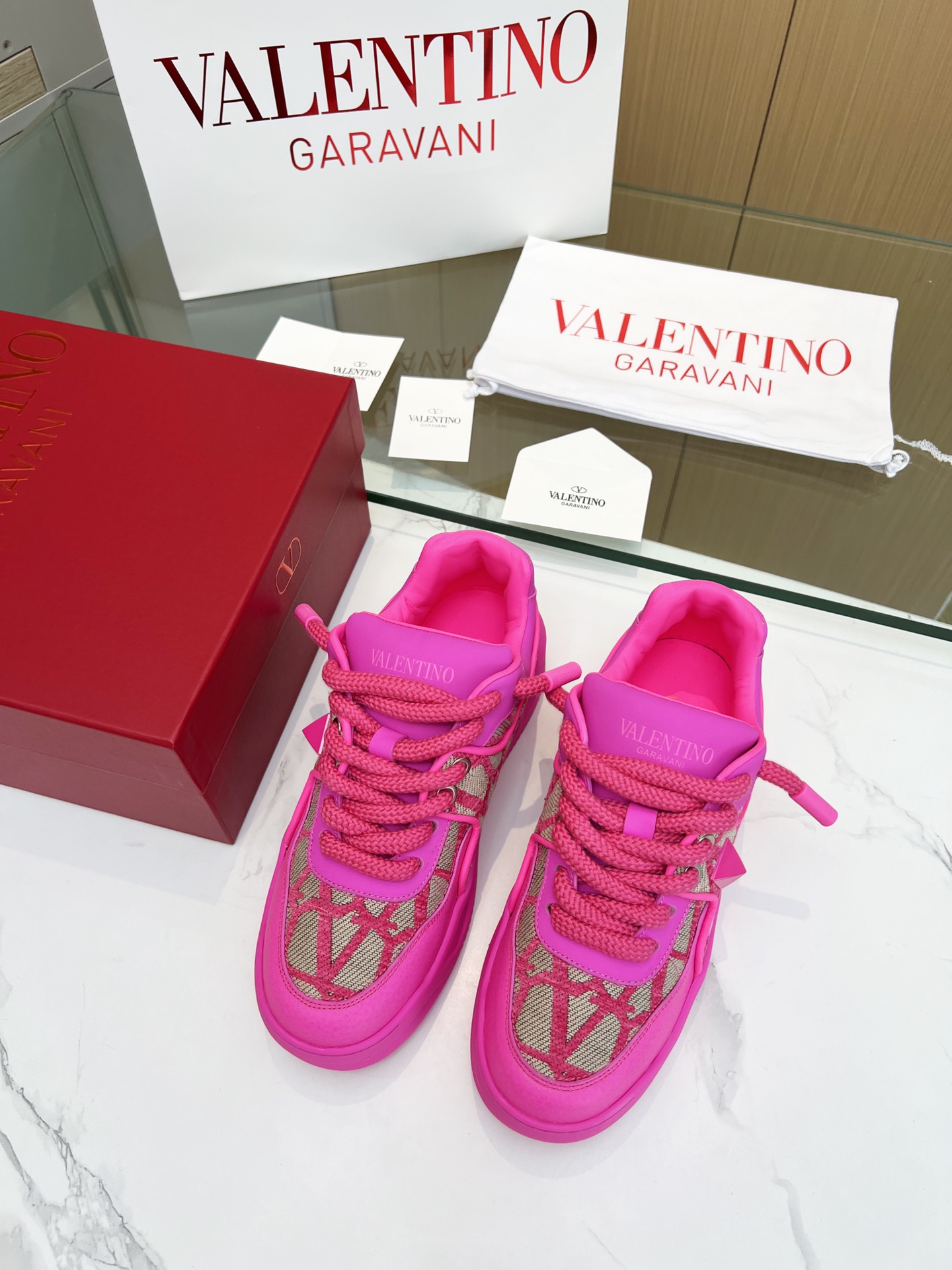 VLTN Warren 𝑶𝒏𝒆𝑺𝒕𝒖𝒅 Colección de zapatillas de deporte para parejas Valentino ¡Nuevo fuego de