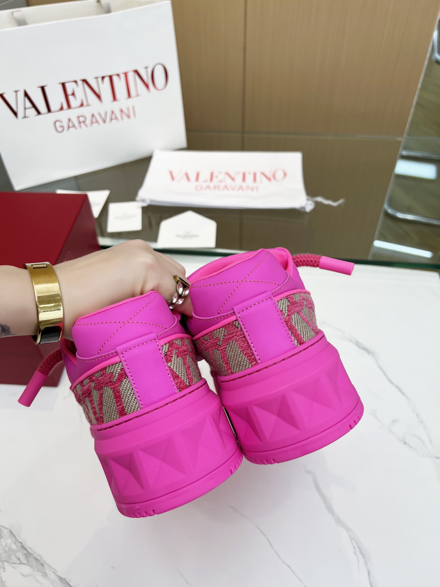 VLTN Warren 𝑶𝒏𝒆𝑺𝒕𝒖𝒅 Colección de zapatillas de deporte para parejas Valentino ¡Nuevo fuego de