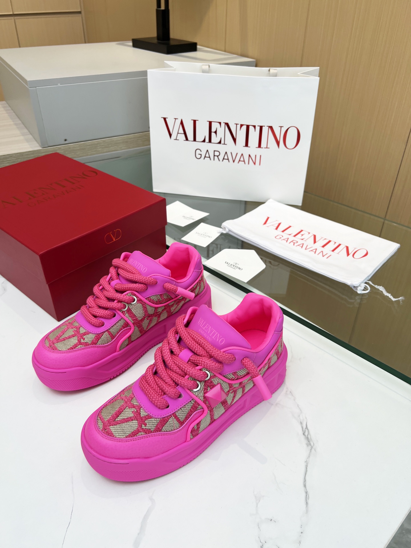VLTN Warren 𝑶𝒏𝒆𝑺𝒕𝒖𝒅 Colección de zapatillas de deporte para parejas Valentino ¡Nuevo fuego de