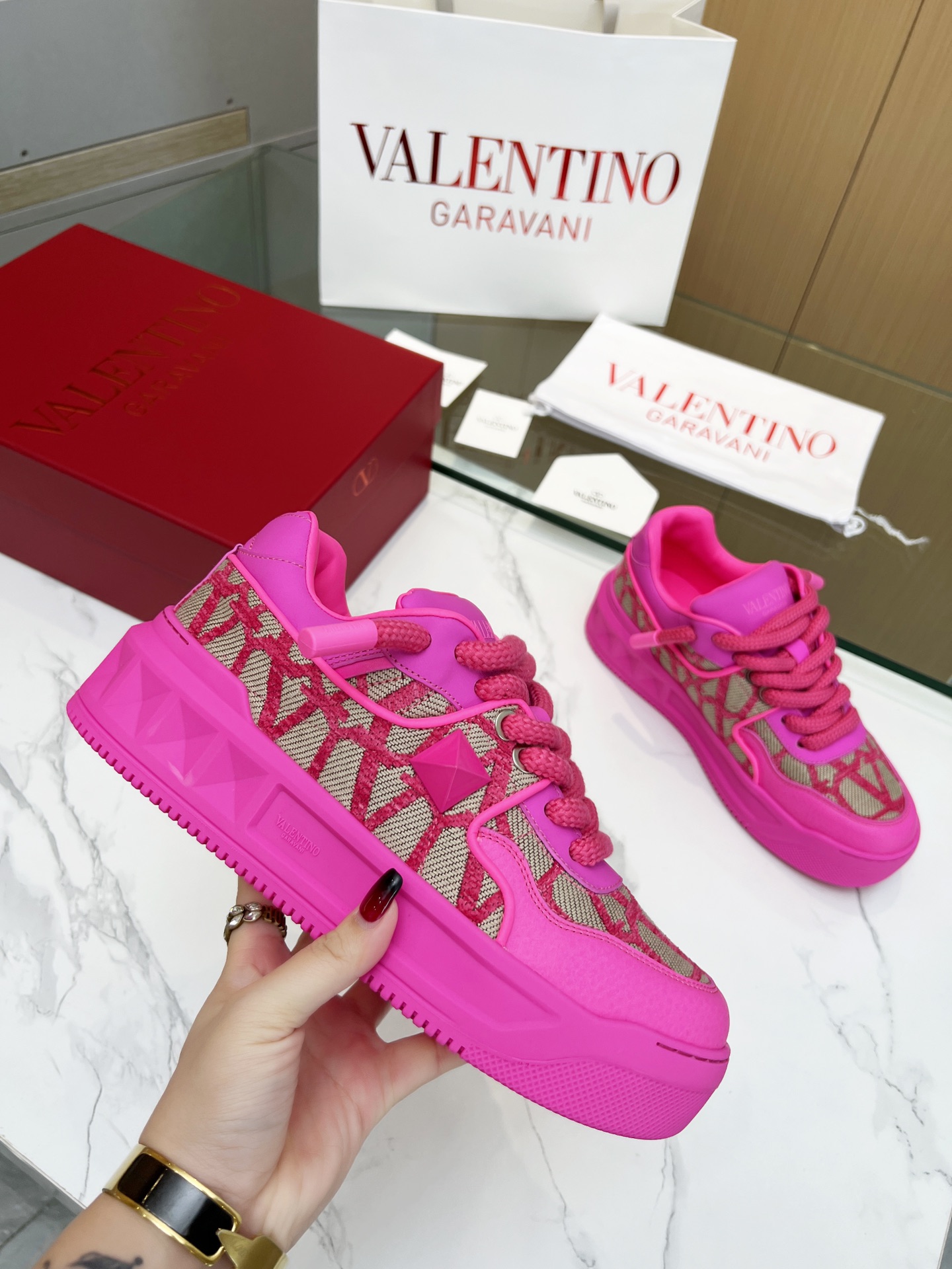 VLTN Warren 𝑶𝒏𝒆𝑺𝒕𝒖𝒅 Colección de zapatillas de deporte para parejas Valentino ¡Nuevo fuego de