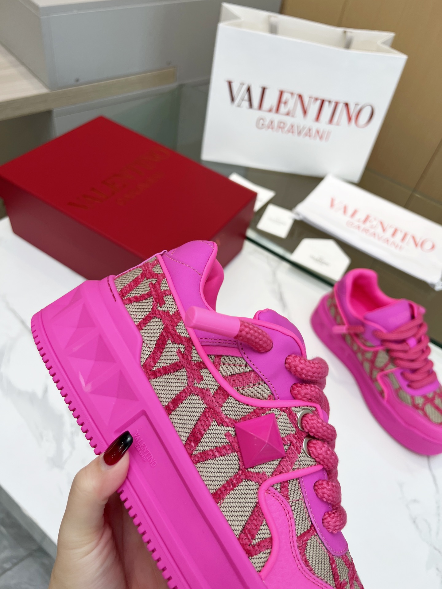 VLTN Warren 𝑶𝒏𝒆𝑺𝒕𝒖𝒅 Colección de zapatillas de deporte para parejas Valentino ¡Nuevo fuego de