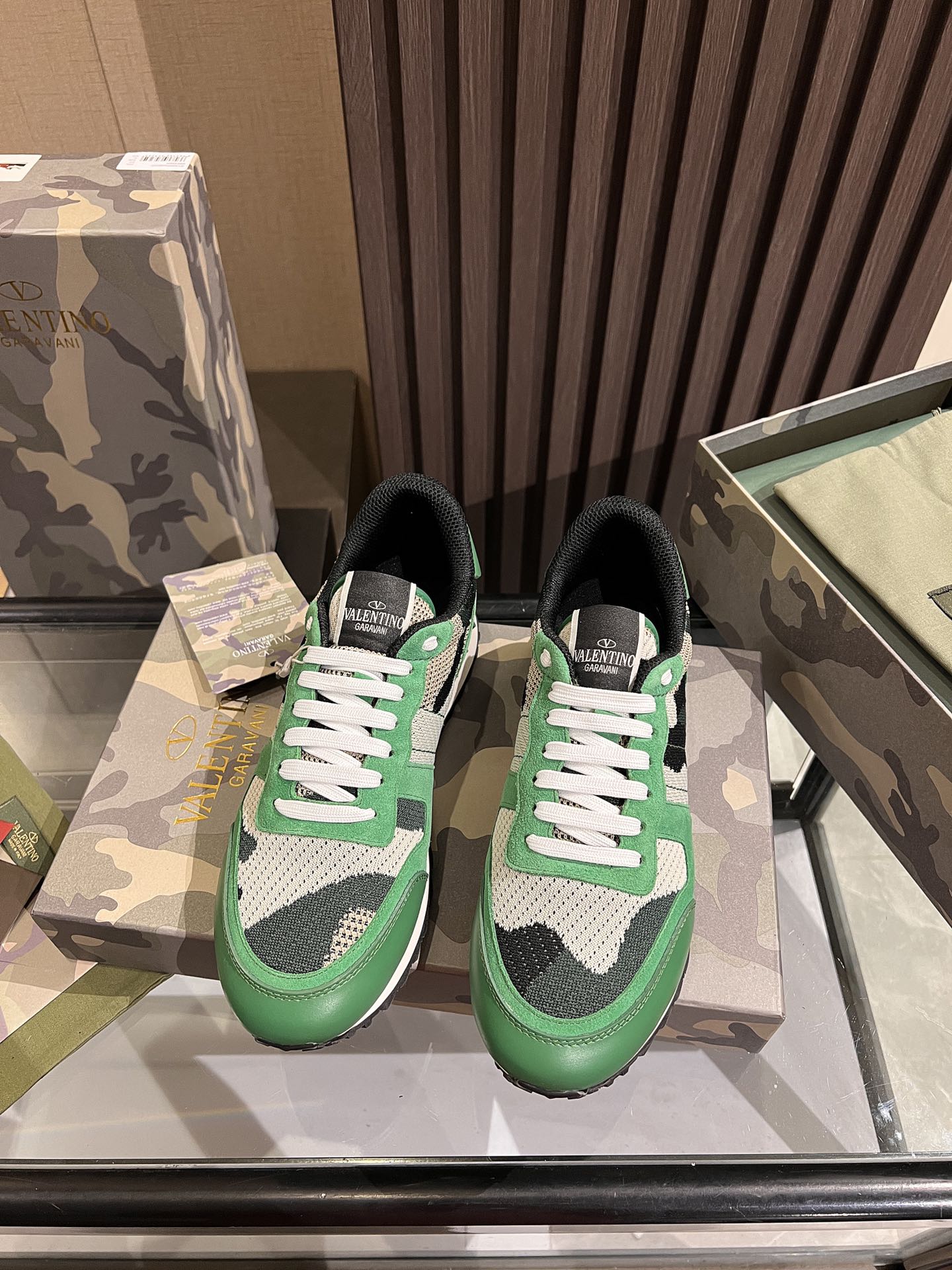 NO:274431,Top version Valentino VLNT classic rivet camouflage series original cowhide, inner lining and insole. The insole is paved with high elastic latex, which looks good and durable, has always been trendy, gentlemanly style, super comfortable and easy to wear. With original packaging (spot) sizes 38-46, valentino, cowhide19860909顶级版本 华伦天奴 VLNT经典铆钉迷彩系列原版牛皮、内里及鞋垫,鞋垫采用高弹乳胶铺垫,好看耐穿、潮流指数一直都是、绅士款、超级舒适好穿 配原版包装（现货）38-46码,,valentino,cowhide,Men's shoes