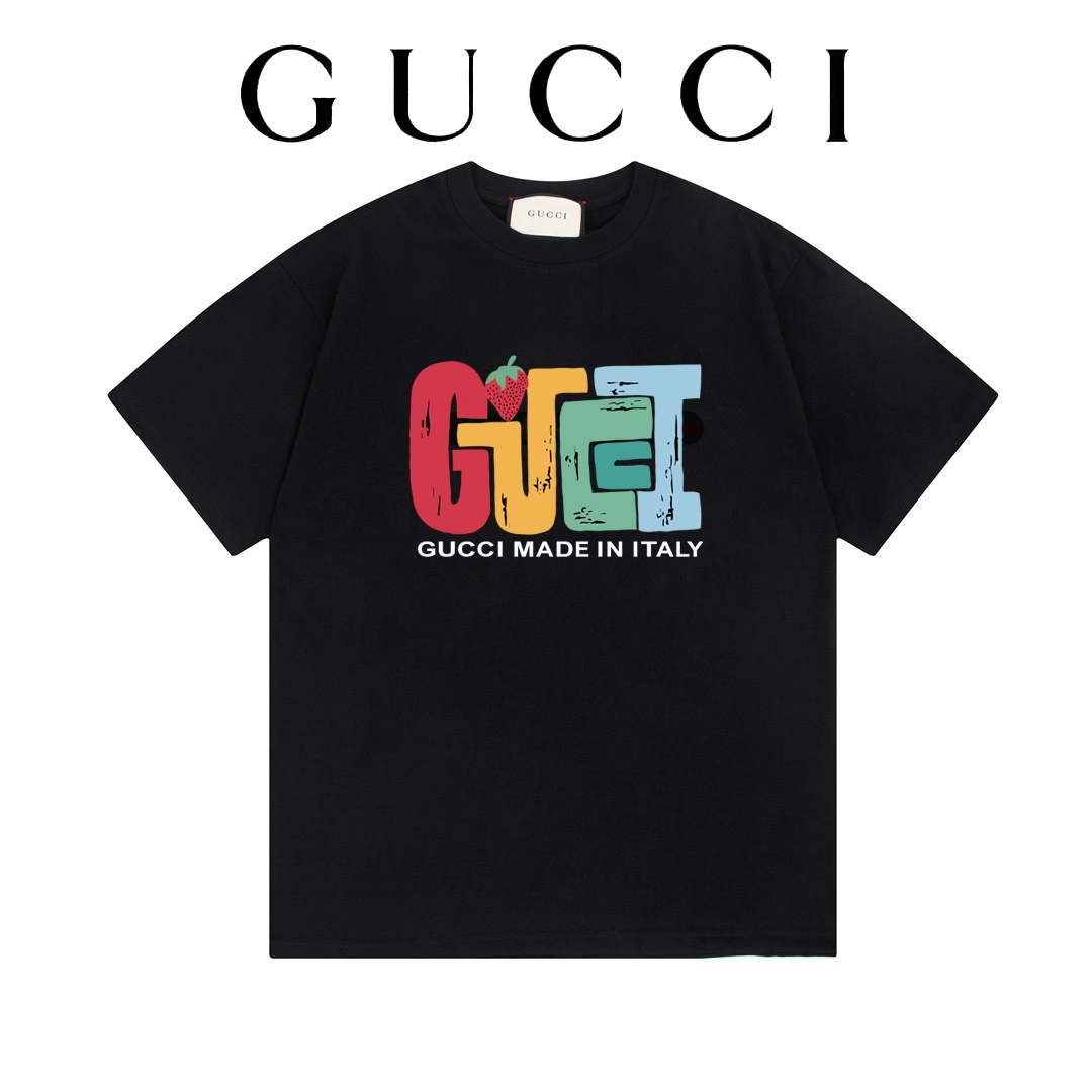 GUCCI古驰24ss早春系列 - G家彩色趣味字体草莓印花图案 -采用双纱纯棉250g，面料颜色定制定染，不缩水不退色。手感舒服，质感超强❤️全套辅料.潮男潮女必备经典落肩微阔版型，独家现货供应！ ⚠ 顶级版本 官网品质❕ -颜色：杏色…