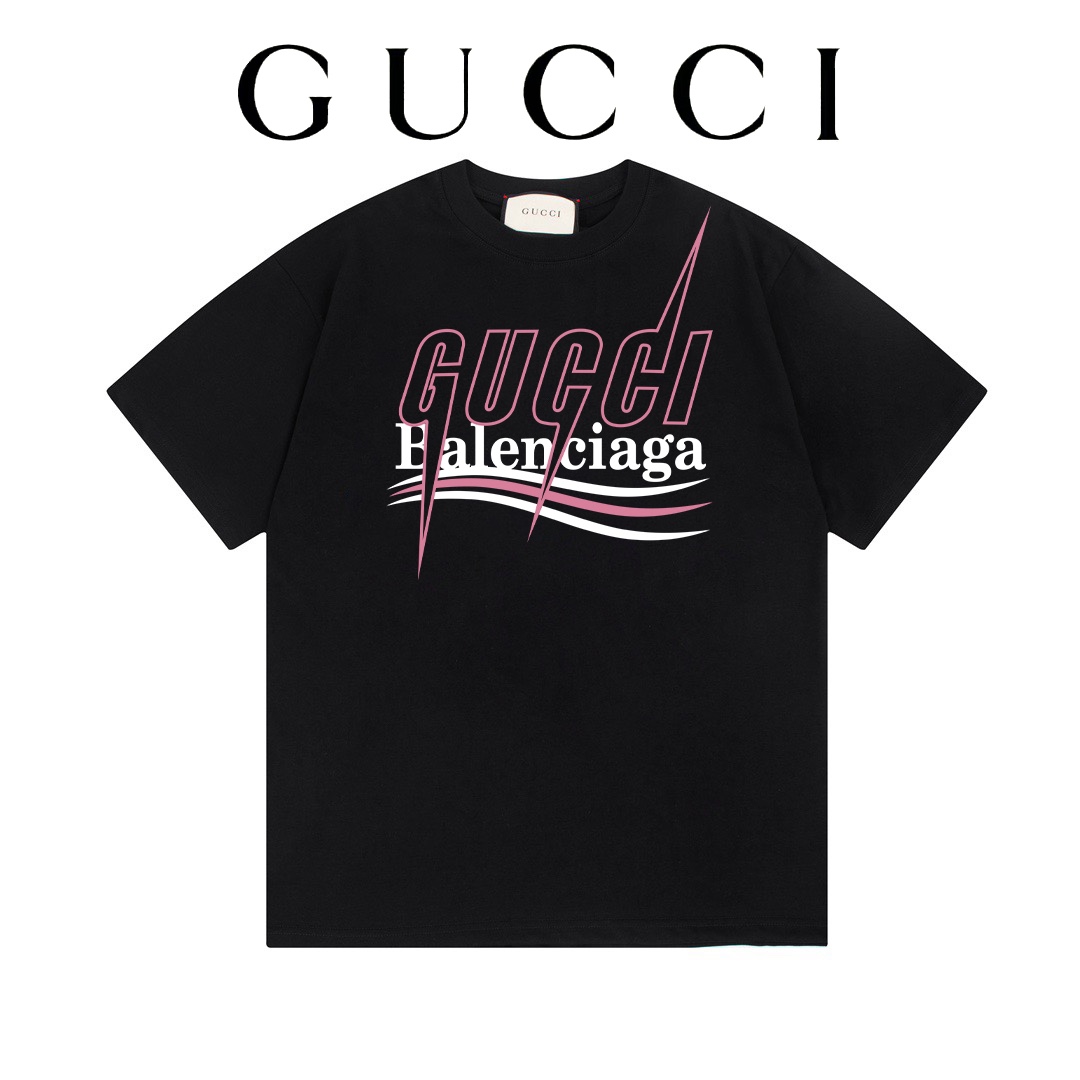 GUCCI古驰24ss早春系列 - GUCCI&BALENCIAGA联名字母印花图案 -采用双纱纯棉250g，面料颜色定制定染，不缩水不退色。手感舒服，质感超强❤️全套辅料.潮男潮女必备经典落肩微阔版型，独家现货供应！ ⚠ 顶级版本 官网…