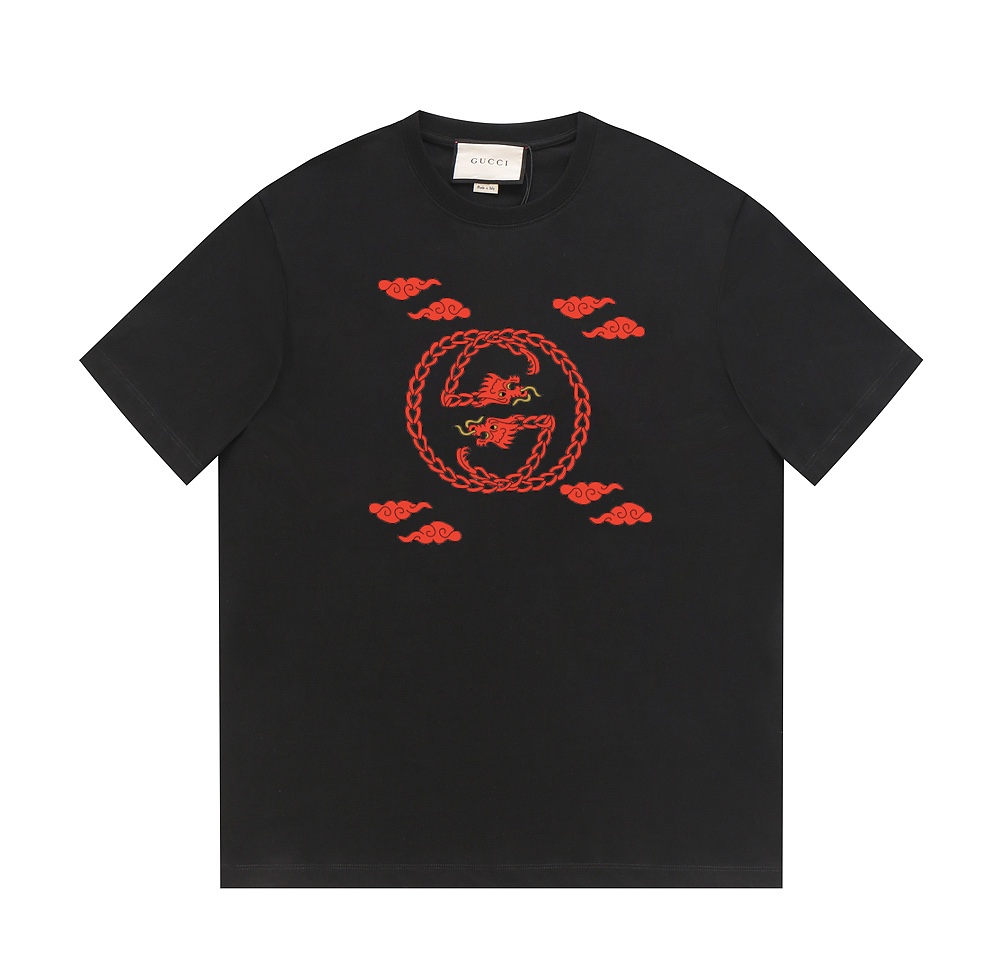 GUCCI古驰24ss早春系列 - G家品牌标识链条龙&祥云logo -采用双纱纯棉250g，面料颜色定制定染，不缩水不退色。手感舒服，质感超强❤️全套辅料.潮男潮女必备经典落肩微阔版型，独家现货供应！ ⚠ 顶级版本 官网品质❕ -颜色：…