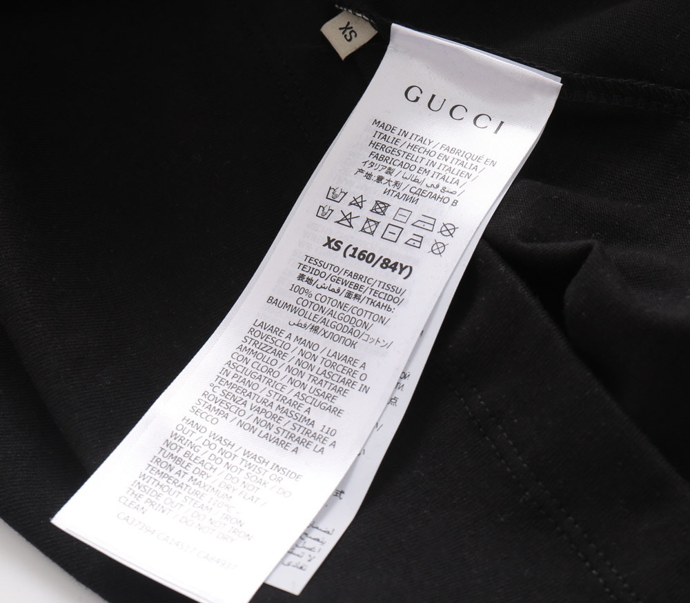 🛒购物价：88💰[原标包装吊牌齐全.260克高克重纯棉面料]品质保证质量十分不错回头客巨多.
Gucci古驰男女情侣同款短袖半袖t恤
面料采用260克顶级高密度纯棉面料！双纱加厚重磅面料！手感厚实！质感无敌！
情侣宽松oversize版型！
颜色：黑 白