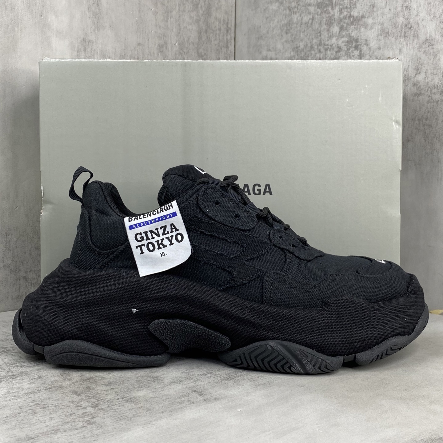 NO:408851,New models are available BALENCIAGA Triple S Balenciaga retro dad shoes Denim Full set of original cardboard lasts Development The most authentic soul version Full shoe fluorescent scratching points Glue control neatness and pursuit of ultimate perfection Every pair is a craft Multiple QC quality inspection exceeds the company's goods Quality control standards Real inspection-free products Original box Original Embroidery Correct font Electric embroidery Correct thickness, position, and size Side TPU Breathable hole matching is original TPU soft sole Original uniform outsole LOGO Full of three-dimensionality Complex three-layer outsole Injection of TPU into the sole inside the sole can produce bubbles for more comfort Lighter shoes and shock absorption Embroidered with size on the edge of the toe Embroidered logo on the back Triple on the tongue  S Rubber Brand 2 shoelace rings Includes 1 functional ring Sports lace system With 12 fabric eyelets Two-color shoelaces reminiscent of hiking boots Rear pull and tongue pull ring Size 35-46, casual shoes/sports shoes, balenciaga, balenciaga, boots, sneakers19860909新款上架 BALENCIAGA Triple S 巴黎世家复古老爹鞋 牛仔布 全套原纸板楦头开发 最原汁原味的灵魂版型 全鞋荧光划线卡点 胶水把控整洁度追求极致完美 每一双都是工艺品 多重QC质检 超越公司货的品控标准 实实在在的免检产品 原盒原配 正确字体电绣 粗细、位置、大小正确 侧边TPU 透气孔匹配意产原版 TPU软底 原版一致大底LOGO 立体感十足 复杂的三层外底 采用Clear Sole技术将TPU注入鞋底内部可产生气泡 以提供更多舒适感 更轻的鞋子和减震效果 脚趾边缘绣有尺寸 侧面绣有徽标 背面压印徽标 舌头上的Triple S橡胶品牌 2个鞋带环 包括1个功能环 运动系带系统 带12个织物孔眼 双色鞋带让人想起远足靴的鞋带 后部拉环和舌头拉环 码数35-46,休闲鞋/运动鞋,balenciaga,balenciaga,boots,sneakers,Women's Shoes