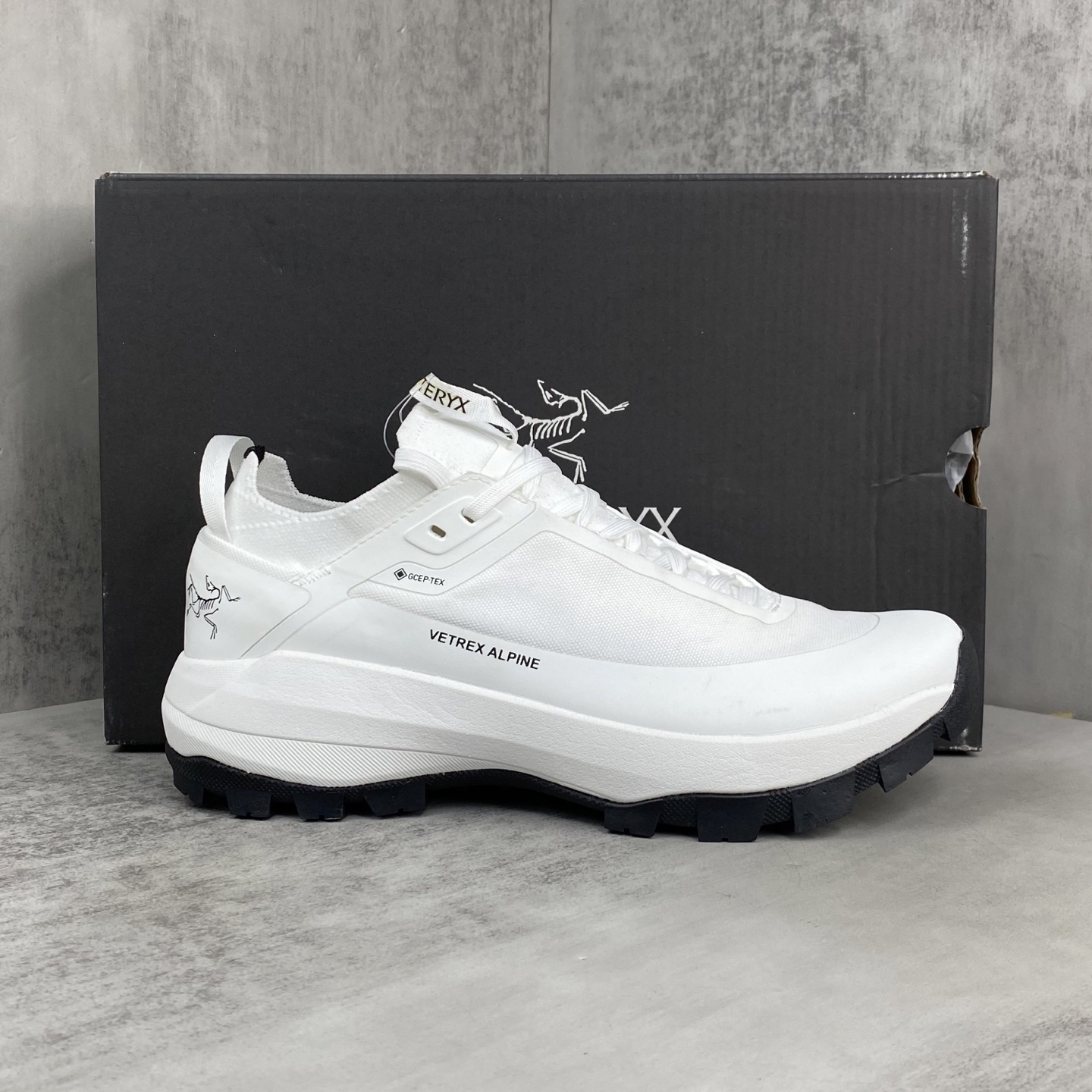 NO:408645,The new Arcteryx Vertex Alpine Comfortable, non-slip and wear-resistant aeriosflgtx shoes are inspired by long-distance outdoor running shoes. Suitable for fast and light hiking on changing terrain, comfortable and supportive, giving you confidence. The design blends with the feet to minimize friction. Gore-tex protective film mesh sand, using gore invisiblefit technology, is lighter and more comfortable. Agile, stable and confident on technical routes comes from vibram megagrip outsole, compressed eva insole and integrated tpu. Size 39-44, casual shoes/sports shoes, loro pianaarc'teryx, sneakers19860909新款上架 Arcteryx始祖鸟 Vertex Alpine 舒适 防滑耐磨 aeriosflgtx鞋受到长途野外跑步鞋的启发 适合在变化的地形上进行快速轻快的徒步旅行穿着,舒适而有支撑性,使您充满信心.该设计与脚部融为一体,可最大限度地减少摩擦,gore-tex保护膜网砂,采用gore隐形适体(invisiblefit)技术,更轻薄舒适.敏捷、稳定和技术路线上的自信源于vibram megagrip外底、压缩eva内底以及一体的tpu.尺码39-44,休闲鞋/运动鞋,loro pianaarc'teryx,sneakers,Women's Shoes