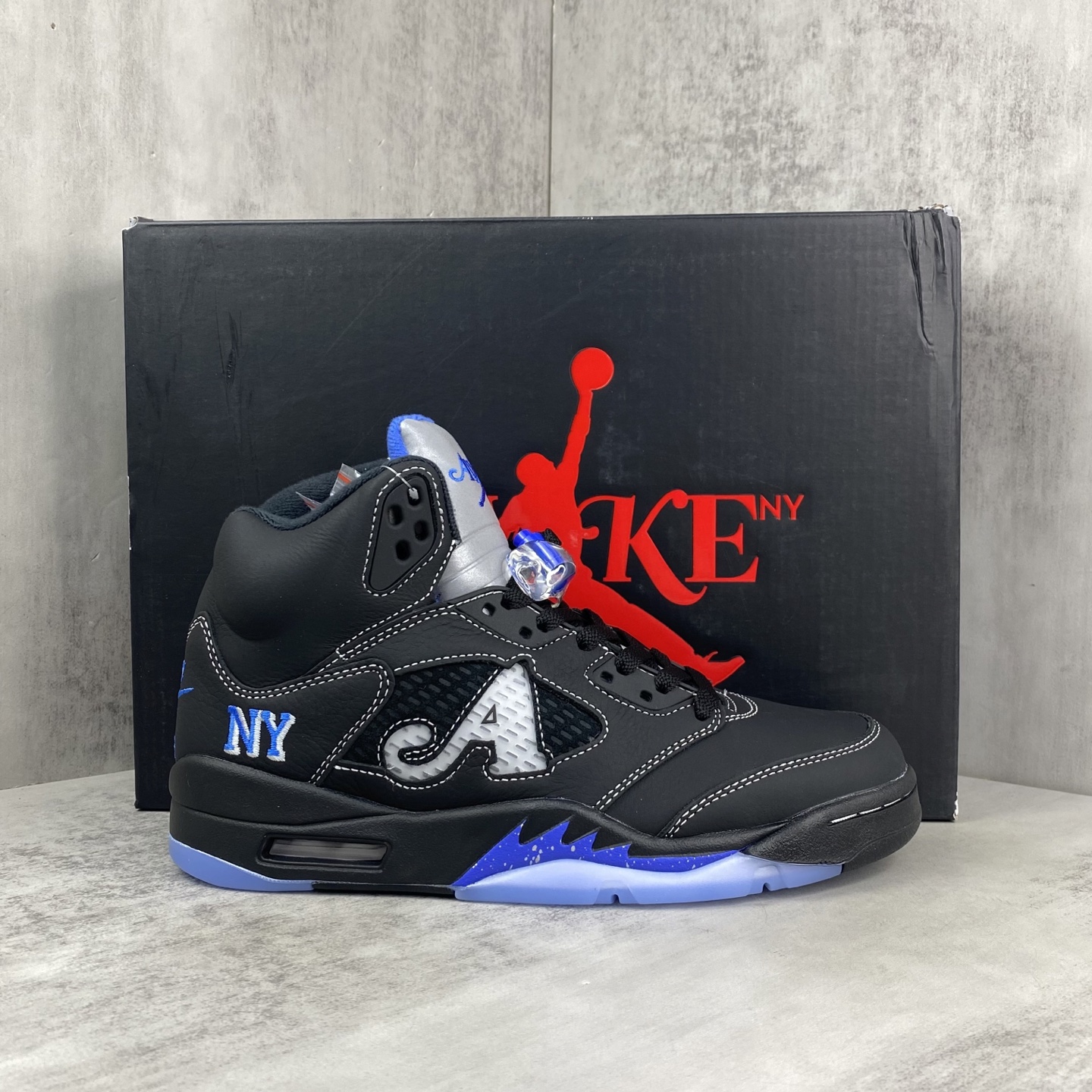 NO:408852,New Awake NY x Air Jordan 5 Retro AJ5 Joe 5 Men's Culture Basketball Shoes DV4982-004 This color scheme is based on the iconic 'black metal' OG. This New York streetwear brand has added Racer Blue embellishment to the modified upper. This Air Jordan 5 uses an all-black suede upper, white contrast stitching, silver reflective tongue, and blue embellishment of midfoot. The tongue, lining, etc. Size 40 40.5 41 42 42.5 43 44 44.5 45 45.5 46 47.5 48.5, casual shoes/sports shoes, sneakers19860909新款上架Awake NY x Air Jordan 5 Retro AJ5乔5 男子文化篮球鞋 DV4982-004 该款配色以标志性的“黑色金属”OG为基础,这家纽约街头服饰品牌为修改过的鞋面添加了Racer Blue的点缀,这款Air Jordan 5采用全黑色绒面革鞋面,白色对比缝线,银色反光鞋舌,以及中足的蓝色点缀,鞋舌、内衬等处印有Awake NY x Jumpman标识 尺码40 40.5 41 42 42.5 43 44 44.5 45 45.5 46 47.5 48.5,休闲鞋/运动鞋,sneakers,Women's Shoes