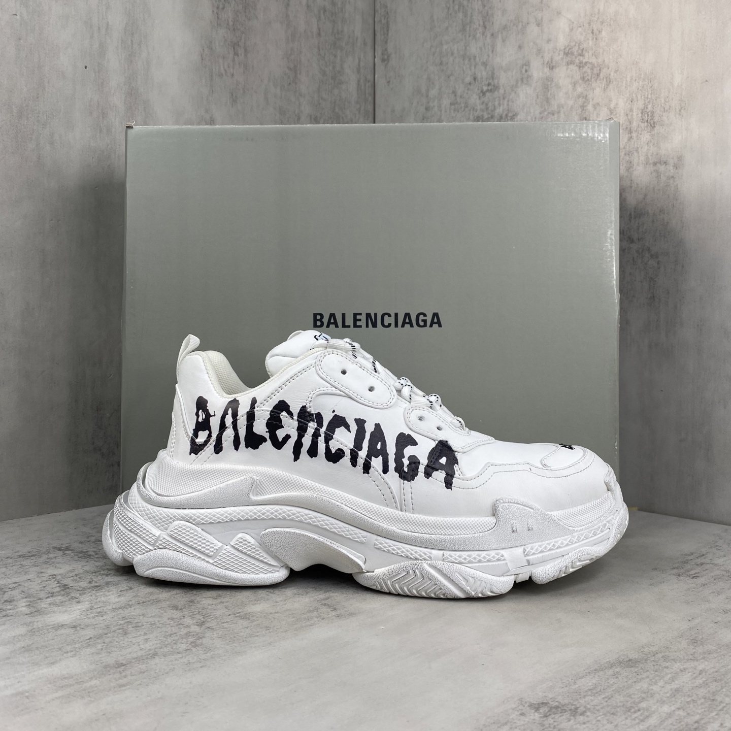 NO:408854,New models are available BALENCIAGA 25ss Triple S Balenciaga old and new dad shoes Full set of original cardboard lasts Development The most authentic soul version Full shoe fluorescent scratching points Original box Original correct font electric embroidery Thickness Side TPU Breathable hole matching original TPU soft sole Fully three-dimensional Complex three-layer outsole Injection of TPU into the sole inside the sole can produce bubbles for more comfort Lighter shoes and shock absorption Dimensions Embroidered on the toe edge Embroidered logo on the back Embossed logo Triple S rubber brand on the tongue Size 35-45, casual shoes/sports shoes, balenciaga, balenciaga, sneakers19860909新款上架 BALENCIAGA 25ss Triple S 巴黎世家 做旧新款老爹鞋 全套原纸板楦头开发 最原汁原味的灵魂版型 全鞋荧光划线卡点 原盒原配 正确字体电绣 粗细 侧边TPU 透气孔匹配意产原版 TPU软底 立体感十足 复杂的三层外底 采用Clear Sole技术将TPU注入鞋底内部可产生气泡 以提供更多舒适感 更轻的鞋子和减震效果 脚趾边缘绣有尺寸 侧面绣有徽标 背面压印徽标 舌头上的Triple S橡胶品牌 码数35-45,休闲鞋/运动鞋,balenciaga,balenciaga,sneakers,Women's Shoes