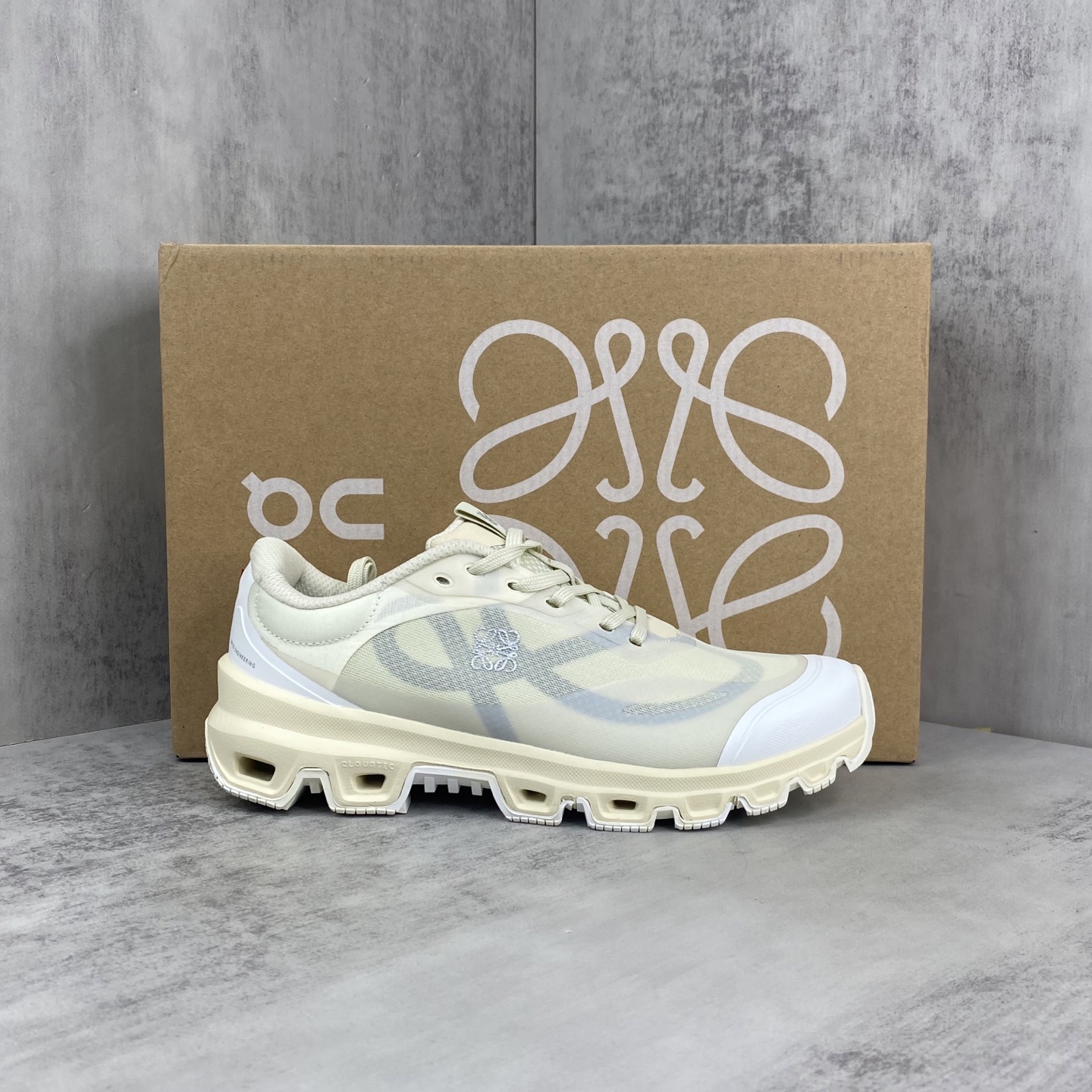 NO:408866,New model is on the shelves. Ang Pao × Luo Yiwei's joint cloudventure 2.0 trail running shoes, born for off-road, renewed design, suitable for daily wear. It is designed with LOEWE, comfortable and stylish. Size 36-45 (including half size), casual shoes/sports shoes, loewe, loewe, sneakers19860909新款上架 昂跑×罗意威联名Cloudventure 2.0 越野跑鞋,为越野而生,焕新设计,适合日常穿着.与LOEWE罗意威联合设计,舒适有型. 尺码36-45（含半码）,休闲鞋/运动鞋,loewe,loewe,sneakers,Women's Shoes