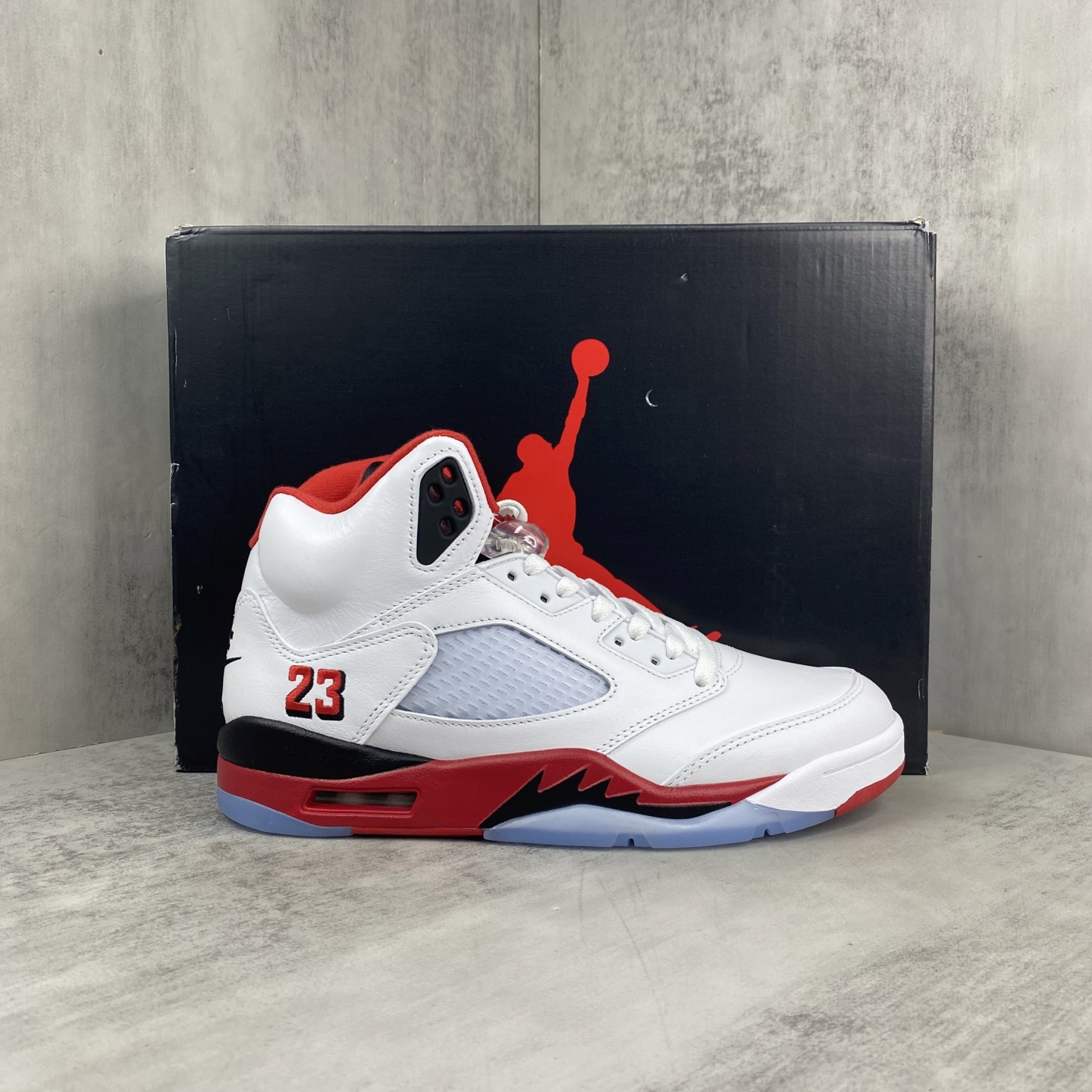 NO:408858,The new Air Jordan 5 Retro 'Fire Red Black Tongue' AJ5 Joe 5 Rukawa Camel Flame Red Basketball Shoes HQ7978-101 The overall body of the shoe is made of white high-quality leather, the breathable mesh on the side of the shoe is presented in white, the iconic shark serrated elements are embellished in blue, the tongue is presented in purple fabric, and the blue Jumpman logo is embellished in blue; the midsole is visually transparent air cushion, and the heel Nike Swoosh logo and Air are embellished in blue, echoing the tongue. The blue shark teeth in the midsole are very eye-catching, the sole is presented in purple midsole with translucent crystal outsole, and the crystal bottom is printed with blue Jumpman logos, which ends the entire design.  Article number HQ7978-100 Size 40 40.5 41 42 42.5 43 44 44.5 45 46 47.5 48.5, Casual shoes/sports shoes, stuart weitzman, sneakers19860909新款上架Air Jordan 5 Retro 'Fire Red Black Tongue' AJ5 乔5流川枫 火焰红 篮球鞋 HQ7978-101 鞋身整体采用白色优质皮革打造,鞋身侧面的透气网格则使用白色呈现,标志性的鲨鱼锯齿元素则采用蓝色点缀,鞋舌部分辅以紫色织物呈现,并且带有蓝色Jumpman Logo点缀；中底可视化透明气垫,后跟Nike Swoosh Logo及Air采用蓝色刺绣点缀,与鞋舌相呼应.中底部分的蓝色鲨鱼齿非常醒目,鞋底使用紫色中底搭配半透明水晶大底呈现,水晶大底下印有蓝色Jumpman Logos,为整个设计收尾. 货号HQ7978-100 尺码40 40.5 41 42 42.5 43 44 44.5 45 46 47.5 48.5,休闲鞋/运动鞋,stuart weitzman,sneakers,Women's Shoes