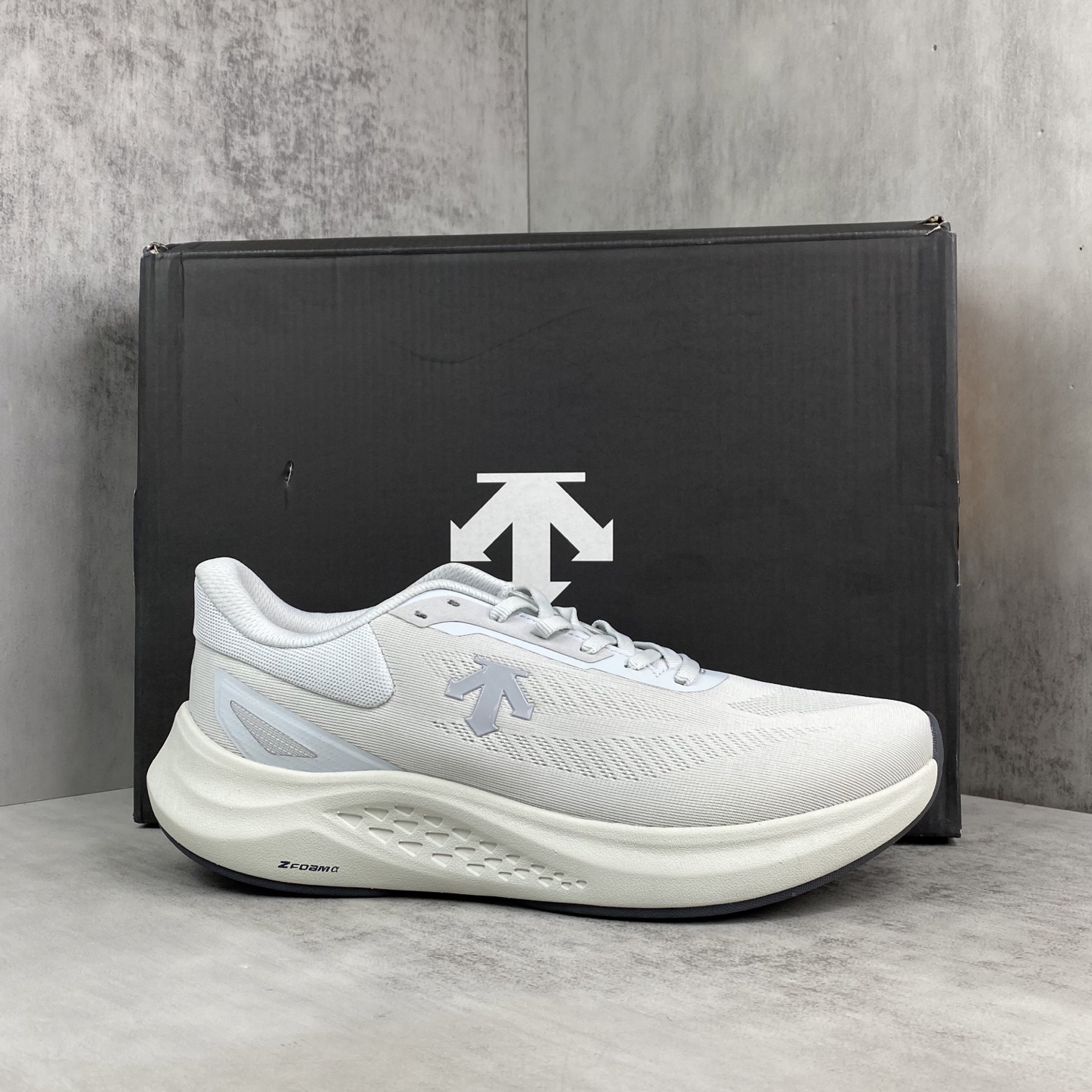 NO:868839,Newly launched DESCENTE Run Step Descente comfortable and wear-resistant low-top casual training long-distance running urban commuting running shoes  DESCENTE was founded in 1935. The brand name is taken from the French word meaning 'downhill'. The brand arrow logo represents the three skiing techniques of 'high-speed straight sliding', 'crossing' and 'side sliding'. It also means that the brand constantly pursues the innovative spirit of perfection in creating high-end professional sports products, and is committed to becoming China's number one brand for high-end professional skiing, comprehensive training, women's, triathlon, and golf. The real-shot adjusted N version has zero color difference and zero distortion.  What you see is what you get, 100% restoration of the actual color. There are no low-level problems such as the color difference between the goods and the board. When purchasing, please refer to the actual photos. No mixed sales and no participation in goods. Only carefully selected products. Promise to pay 10% for mixed products. SIZE36 36.5 37.5 38 38.5 39 40 40.5 41 42 42.5 43 44 44.5 45  Code CFby2936070, casual shoes/sports shoes, sneakers19860909新款上架DESCENTE Run Step 迪桑特舒适耐磨 低帮 休闲训练长跑城市通勤跑步鞋 DESCENTE（迪桑特）创立于1935年,品牌名取自法语词汇,意为“滑降”.品牌箭头标识代表滑雪的三种技术“高速直线滑行”、“穿越”和“侧滑”,也寓意品牌在打造高端专业运动产品中不断追求完美的创新精神,致力于成为中国高端专业滑雪、综训、女子、铁人三项、高尔夫的第一品牌.实拍调校N版已经零色差零失真 百分百还原实物色彩所见即所得 不存在货不对板色差等低级问题 选购参考实物拍摄 不混卖不参货 只用心做好货严格选品 承诺混一赔十 SIZE36 36.5 37.5 38 38.5 39 40 40.5 41 42 42.5 43 44 44.5 45 编码CFby2936070,休闲鞋/运动鞋,sneakers,Women's Shoes
