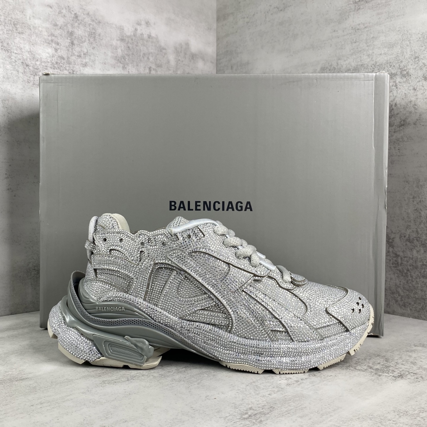 NO:621216,New arrival BALENCIAGA Runner Sneaker full of diamonds Balenciaga seventh generation jogging series low-top retro trail running fashion sneakers dad shoes Nylon and mesh material Wear effect Size printed on the edge of the toe Size embossed on the back Runner's logo printed on the outside Tongue embroidery Balenciaga brand logo Balenciaga brand logo on the back of the heel The material is made of 65 polyurethane, 35 polyester fiber The new Runner shoe silhouette is borrowed from The retro lines at the beginning of the year are made of large mesh fabric as the upper base, and the upper is covered with pink, white nylon and rubber texture to interpret the sense of line. Especially the collar and shoelace eyelet strips use irregular distressing technology to randomly expose the foam content. Size 35 36 37 38 39 40 41 42 43 44 45,,balenciaga,balenciaga,sneakers19860909新款上架BALENCIAGA Runner Sneaker 满钻 巴黎世家七代慢跑系列低帮复古野跑潮流运动鞋老爹鞋 尼龙和网布材质 磨损效果 鞋头边缘印有尺码 背面浮印尺码 外侧印有跑者徽标 鞋舌刺绣 Balenciaga 品牌标识 鞋跟背面 Balenciaga品牌标识 材质采用65聚氨酯、35聚酯纤维 全新 Runner 鞋型轮廓借鉴于 年初的复古线条 搭载大网眼面料制成鞋面基础,由粉色、白色尼龍与橡胶质地覆盖鞋面诠释线条感 尤其是鞋领处与鞋带孔眼条更是采用不规则做旧技术将内容物泡棉随机露出 尺码35 36 37 38 39 40 41 42 43 44 45,,balenciaga,balenciaga,sneakers,Men's shoes