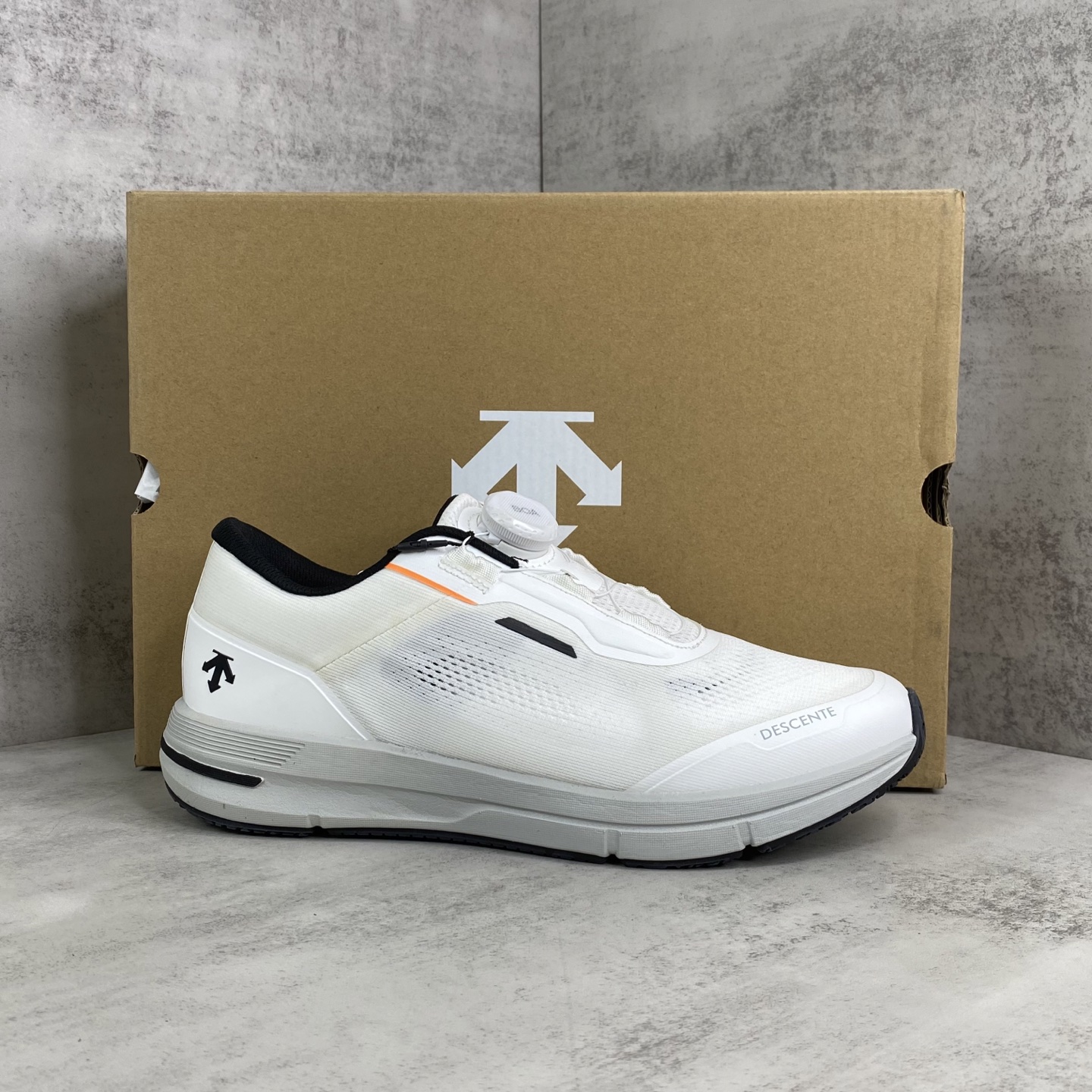 NO:868832,Newly launched DESCENTE white versatile BOA cushioning upper casual men's shoes. Officially launched at the same time. Suitable for one-day hiking on technical routes. Suitable for fast and brisk hiking on changing terrain. Comfortable and supportive, giving you confidence. The design is integrated with the foot to minimize friction. Size 39 40 40.5 41 42 42.5 43 44  Code 0305xm+, casual shoes/sports shoes, sneakers19860909新款上架迪桑特DESCENTE white 百搭BOA缓震鞋面休闲男鞋 官方同步上架适合技术路线单日徒步穿着 适合在变化的地形上进行快速轻快的徒步旅行穿着 舒适而有支撑性,使您充满信心. 该设计与脚部融为一体,可最大限度地减少摩擦 尺码39 40 40.5 41 42 42.5 43 44 编码0305xm+,休闲鞋/运动鞋,sneakers,Women's Shoes