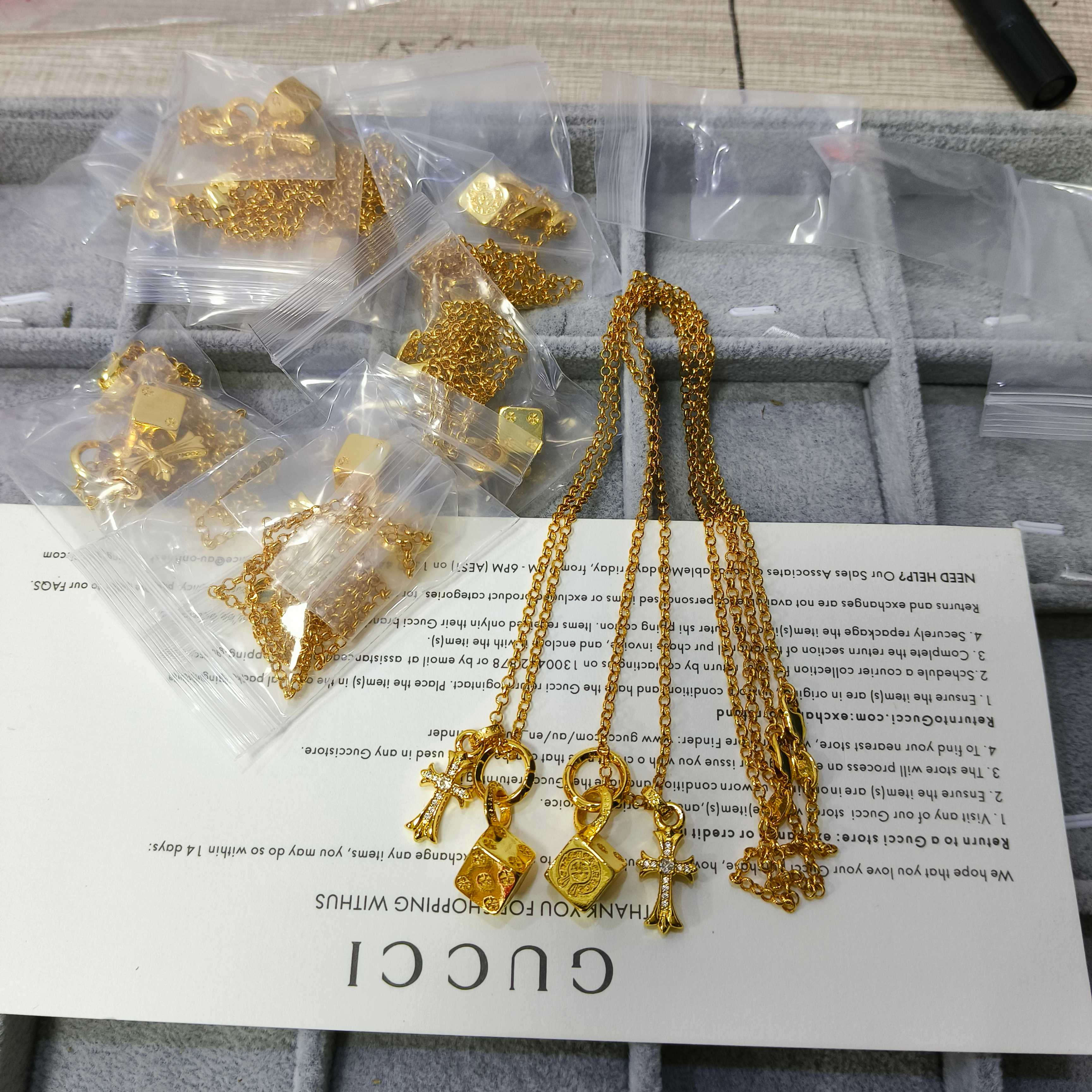 クロムハーツ 新作金色ダイスネックレス シンプルでスタイリッシュ