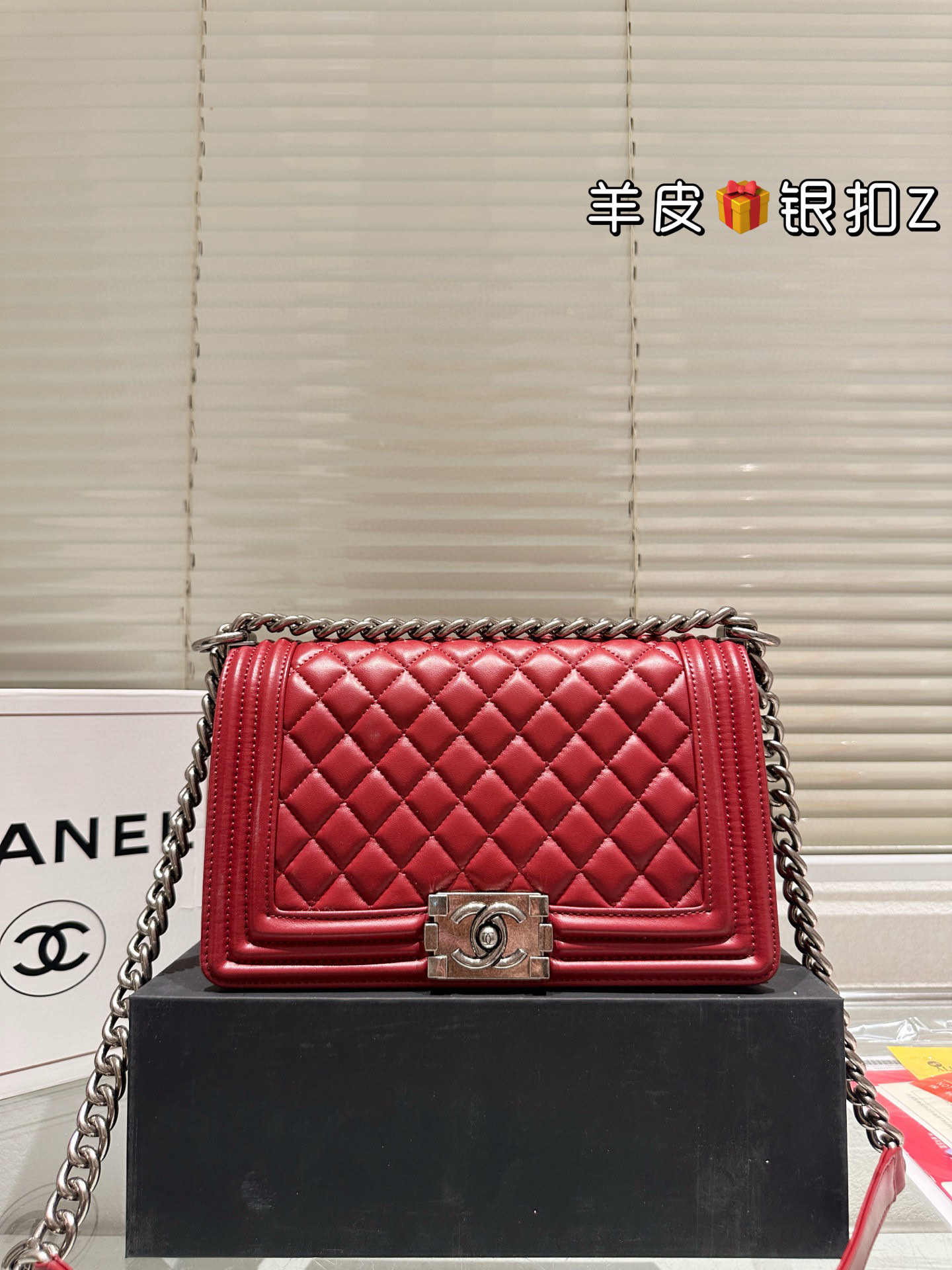 💰190包邮 复刻版 鱼子酱
Chane 香奈儿｜Leboy辣妈包  香奈儿 辣妈经典 集高端于一身 梦幻之作 Chanel🤗leboy尽显女人气质 原版鎏金五金 版型超正💗手感柔软 走线非常的整齐 做工精致 完美打造 尺寸 25 15cm