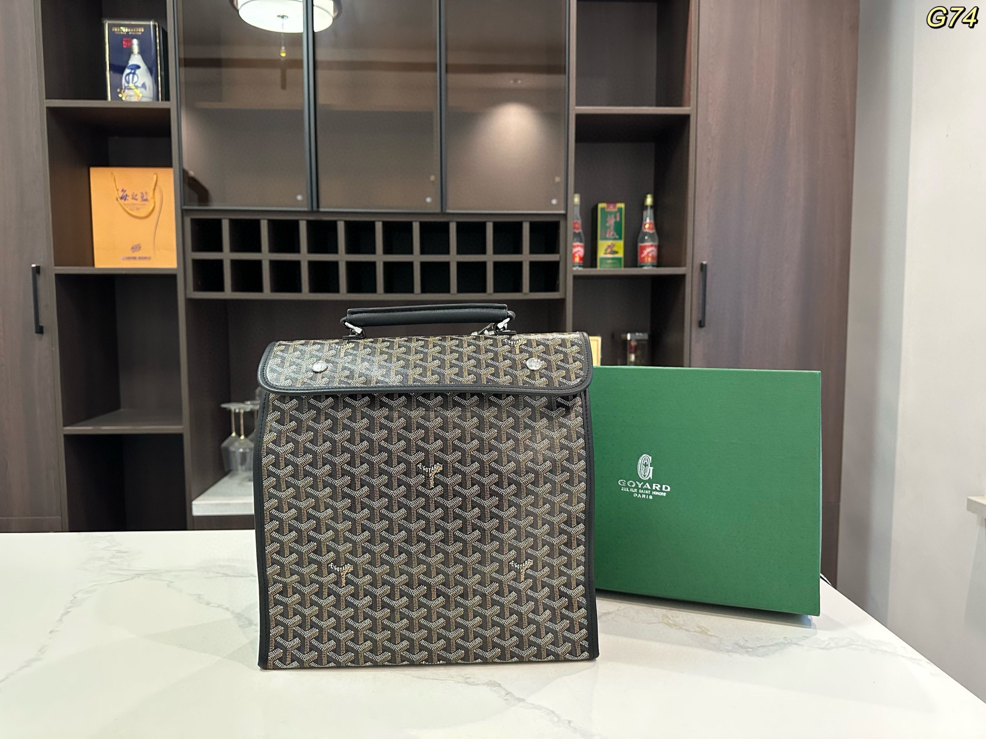 💰180包邮 礼盒包装🎁

size：30*33cm

GOYARD 戈雅 新款 老花双肩包 走到哪都是回头率👍进口面料外出轻便实用！原版五金！大容量！旅游首选哦