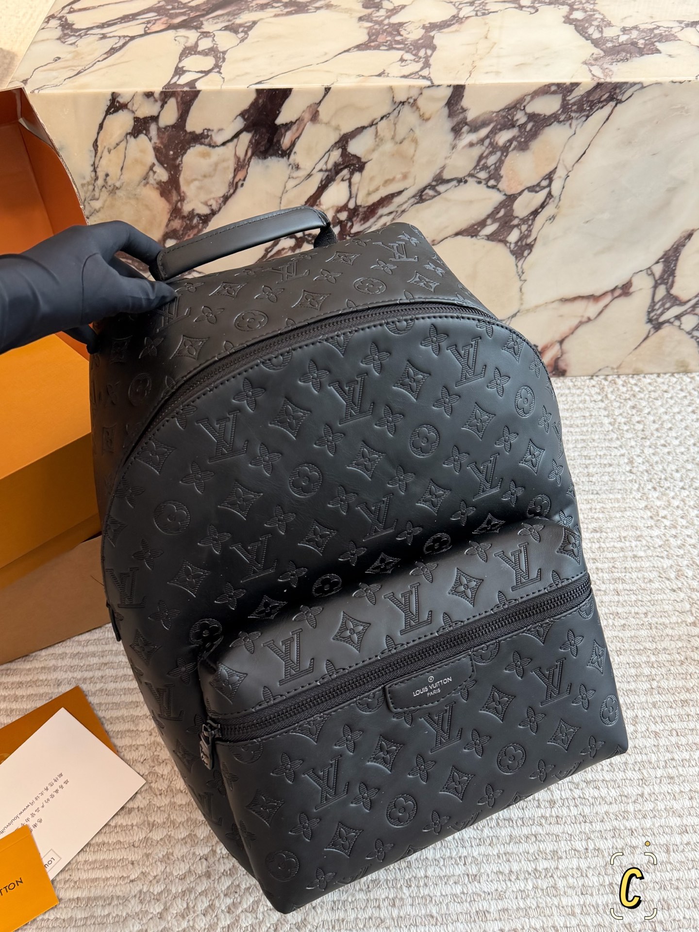 💰250包邮 复刻版

size：36*28cm 
L家 双肩包💼
超高清五金logo标志、
专用里内里 
直男必备款。
Lv最好看的黑色老花双肩包 
大小也刚刚好哦！ 