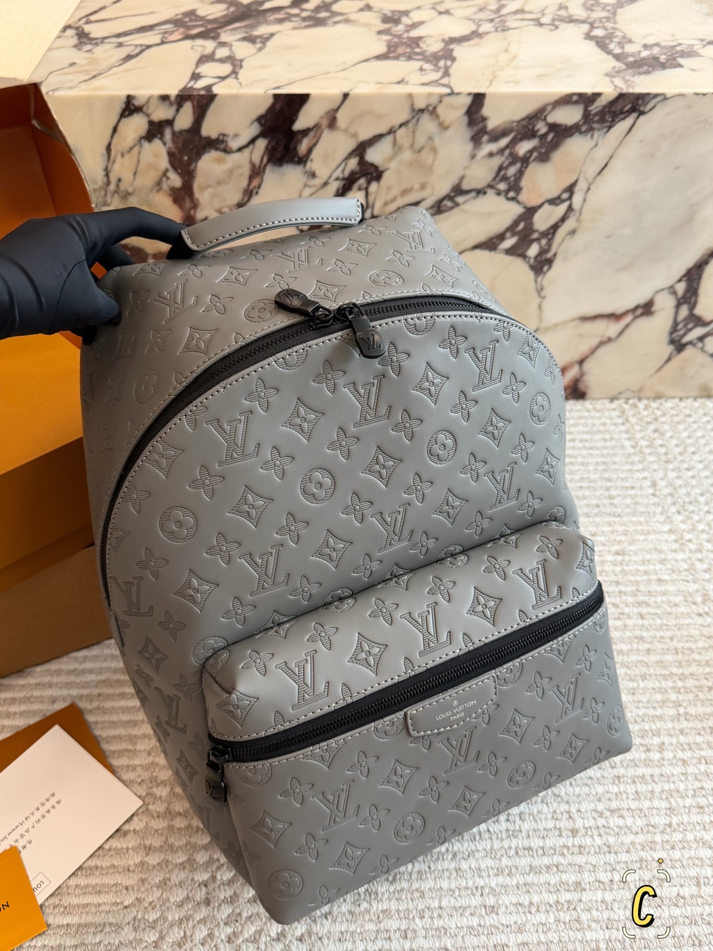 💰250包邮 复刻版

size：36*28cm 
L家 双肩包💼
超高清五金logo标志、
专用里内里 
直男必备款。
Lv最好看的黑色老花双肩包 
大小也刚刚好哦！ 