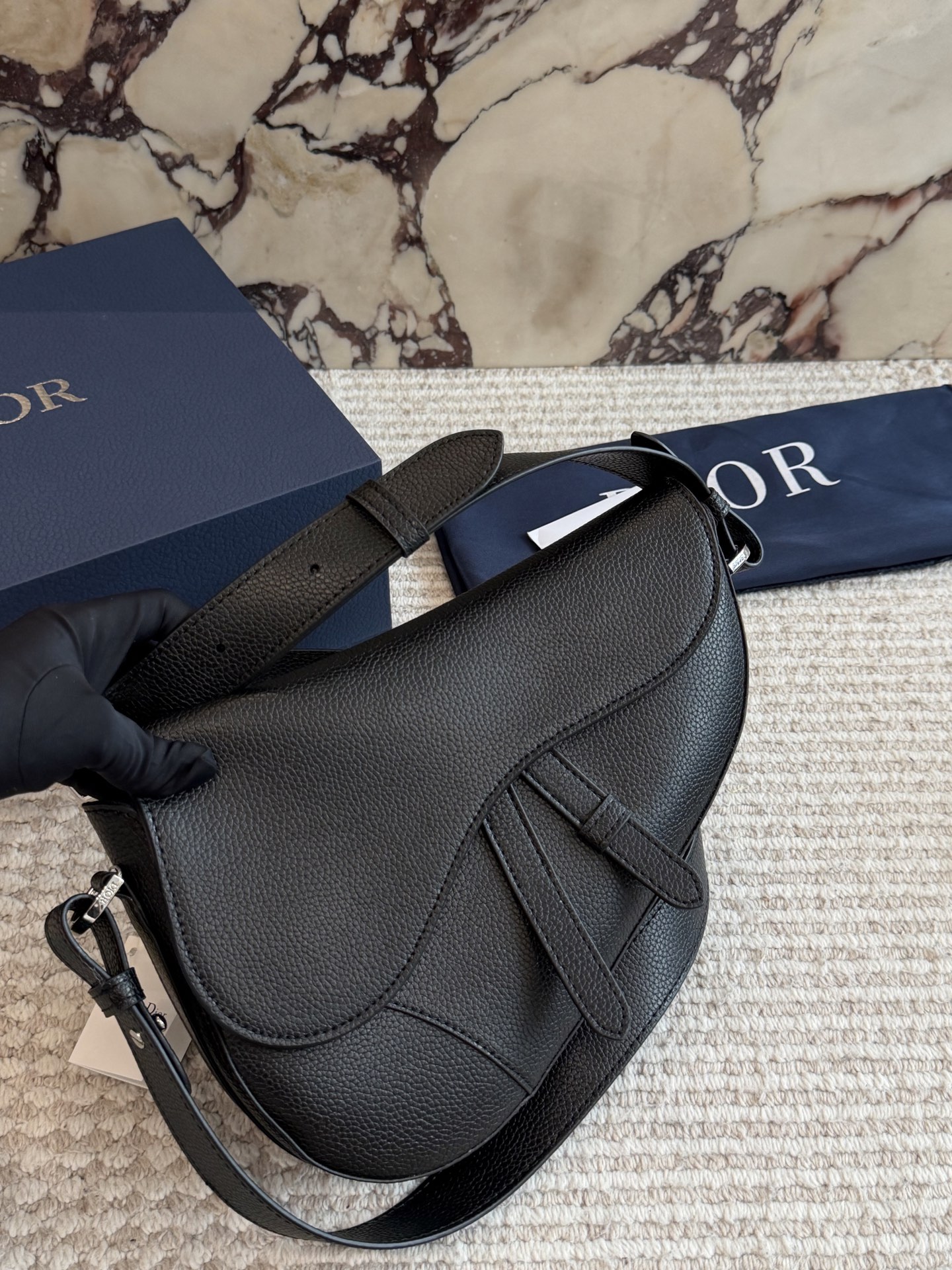 💰280包邮 配盒

size：26 20cm
D家 新款马鞍邮差
真的太好看了！
自重很轻！超级好看！
男女均🉑️！
搜索🔍Dior（迪奥）邮差包

