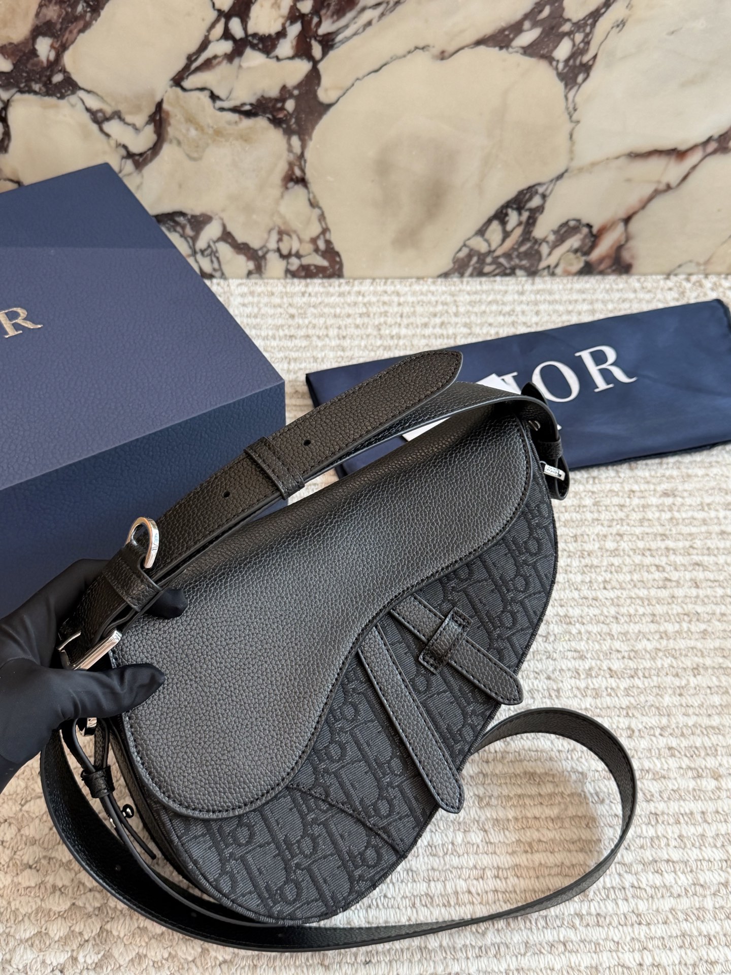 💰280包邮 配盒

size：26 20cm
D家 新款马鞍邮差
真的太好看了！
自重很轻！超级好看！
男女均🉑️！
搜索🔍Dior（迪奥）邮差包

