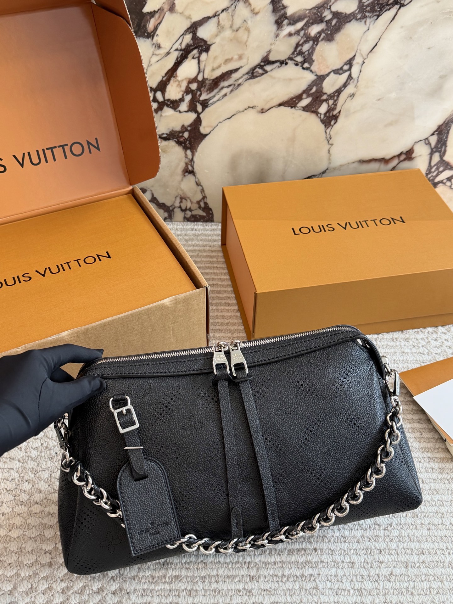 💰270包邮
LV必买包款|美到令 人窒息的月光女神

LV为数不多越看越耐看的包包 
纯牛皮Mahina!意味着夏威夷月光女神! D

拥有超精细打孔的镂空感!

喜欢高级|不易撞款|柔软细腻| 轻便 易打理包包的女生，此款比入手 29 19cm 配礼盒

