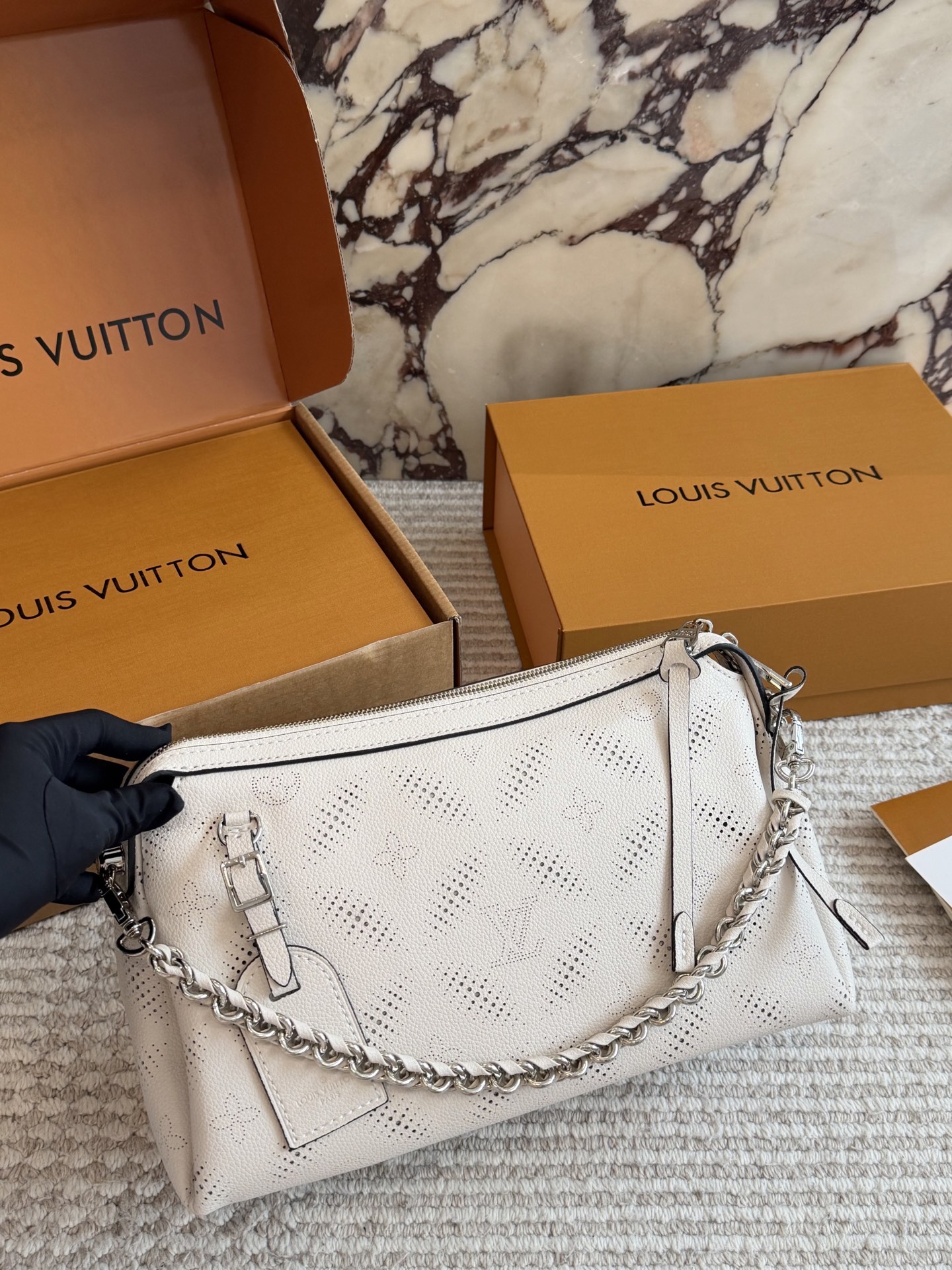 💰270包邮
LV必买包款|美到令 人窒息的月光女神

LV为数不多越看越耐看的包包 
纯牛皮Mahina!意味着夏威夷月光女神! D

拥有超精细打孔的镂空感!

喜欢高级|不易撞款|柔软细腻| 轻便 易打理包包的女生，此款比入手 29 19cm 配礼盒

