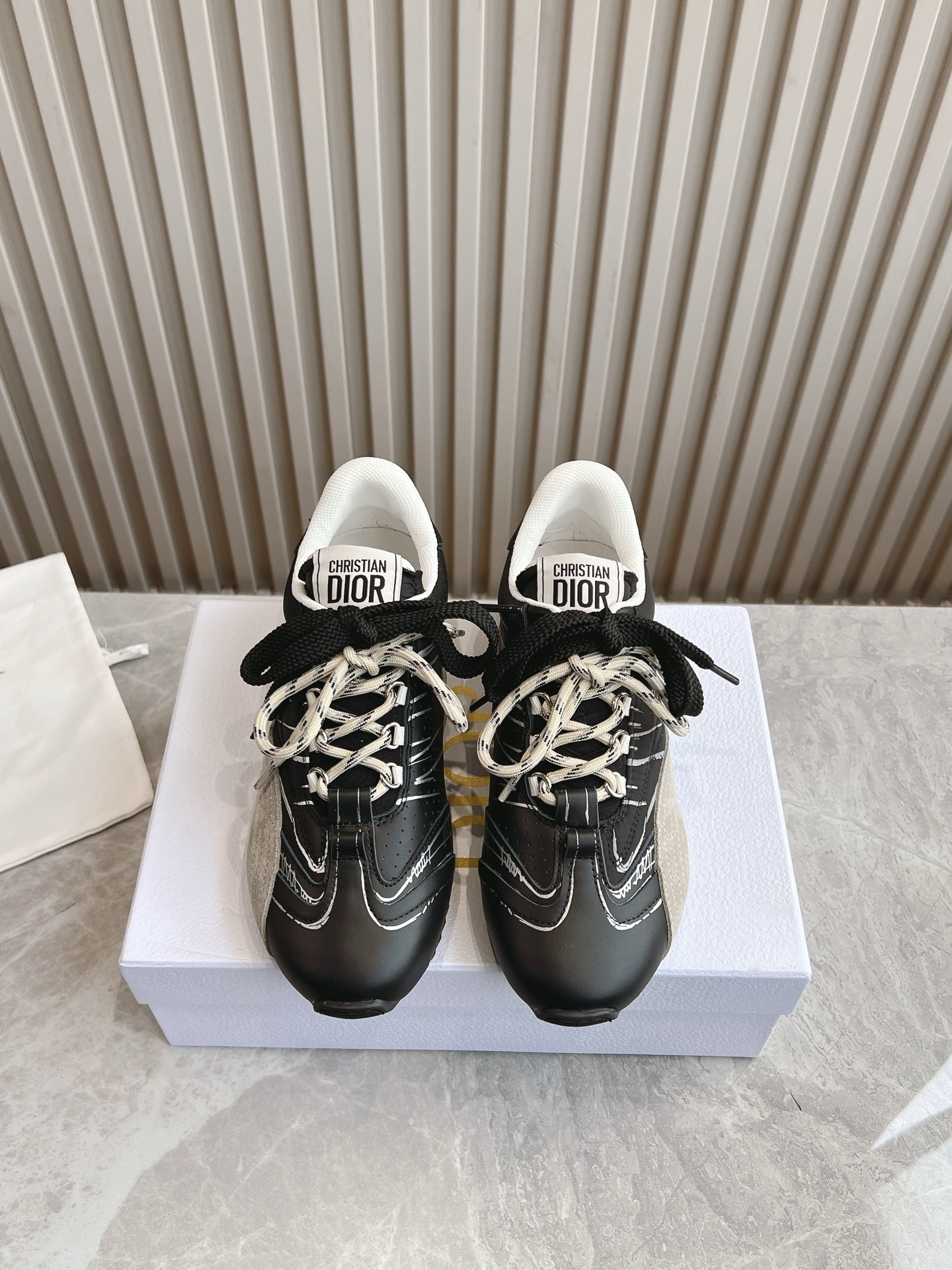 NO:232217,(Top version) Dior Graffiti Sports and Casual Shoes 25 Spring and Summer New Casual Sports Shoes ‘Made of cowhide leather and mesh fabric, light and breathable. The CD letters on the sides are very Dior-definition, and the sporty style design blends the details of the tassels and adds a hint of elegance. The upper original fabric, sole original outsole, size 35-40, casual shoes/sports shoes, dior, dior, sneakers, cowhide19860909（顶级版本）Dior 迪奥涂鸦运动休闲鞋25春夏全新休闲运动鞋‘以牛皮革和网眼织物制作,轻盈透气.侧边的CD字母非常有Dior辩识度,运动风设计融合流苏细节也增添了一丝优雅气质 鞋面原版面料 鞋底原版大底 尺码35-40,休闲鞋/运动鞋,dior,dior,sneakers,cowhide,Women's Shoes