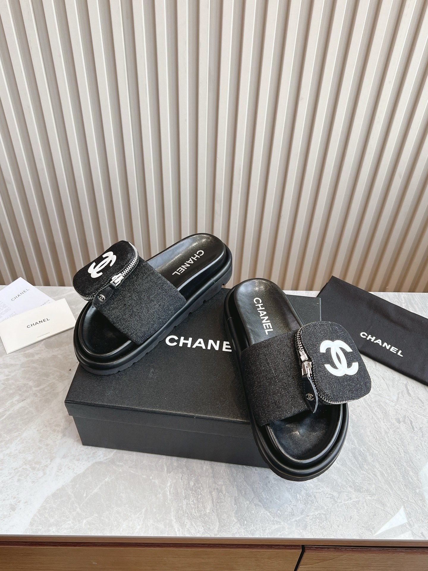 NO:232211,(Top version) CHANE*25s Little Chanel Early Spring Bow Top Version Flat-bottom Beach Wallet Bread Slippers are a real model!  !  It's much more comfortable than the classic Slingback!  Every color makes your feet look white, which makes you look white! It's so cute! It's a hot little fragrance again~ Material original material, inner lining original inner lining sheepskin, outsole original sole Size: 35-39/(40/41 Customized, no return or replacement), slippers, chanel, chanel, slippers, wallets, sheepskin19860909（顶级版本）CHANE*25s小香奈儿早春爆品蝴蝶结顶版平底沙滩钱包面包拖鞋 妥妥的自留款！！比经典款Slingback舒服太多啦！每个颜色上脚都很显白 的显白利器!好嗲啊!又是火爆的小香~ 材质原版材质 内里原版内里羊皮 大底原版鞋底 码数:35-39/(40/41定制不退不换),拖鞋,chanel,chanel,slippers,wallets,sheepskin,Women's Shoes